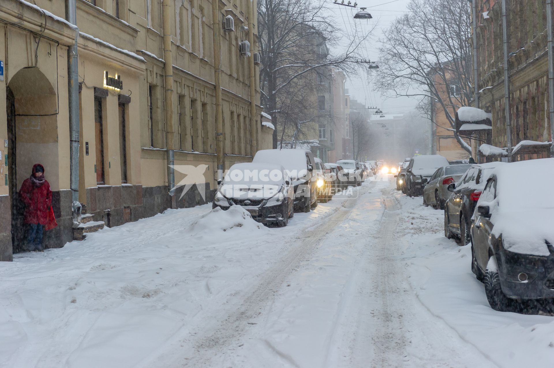 Санкт-Петербург. Машины на заснеженной улице города.