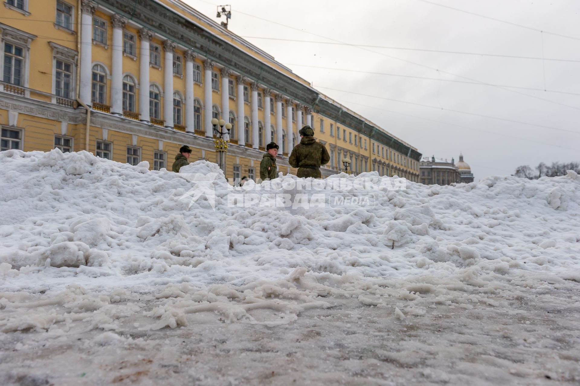 Санкт-Петербург. Военнослужащие расчищают снег.