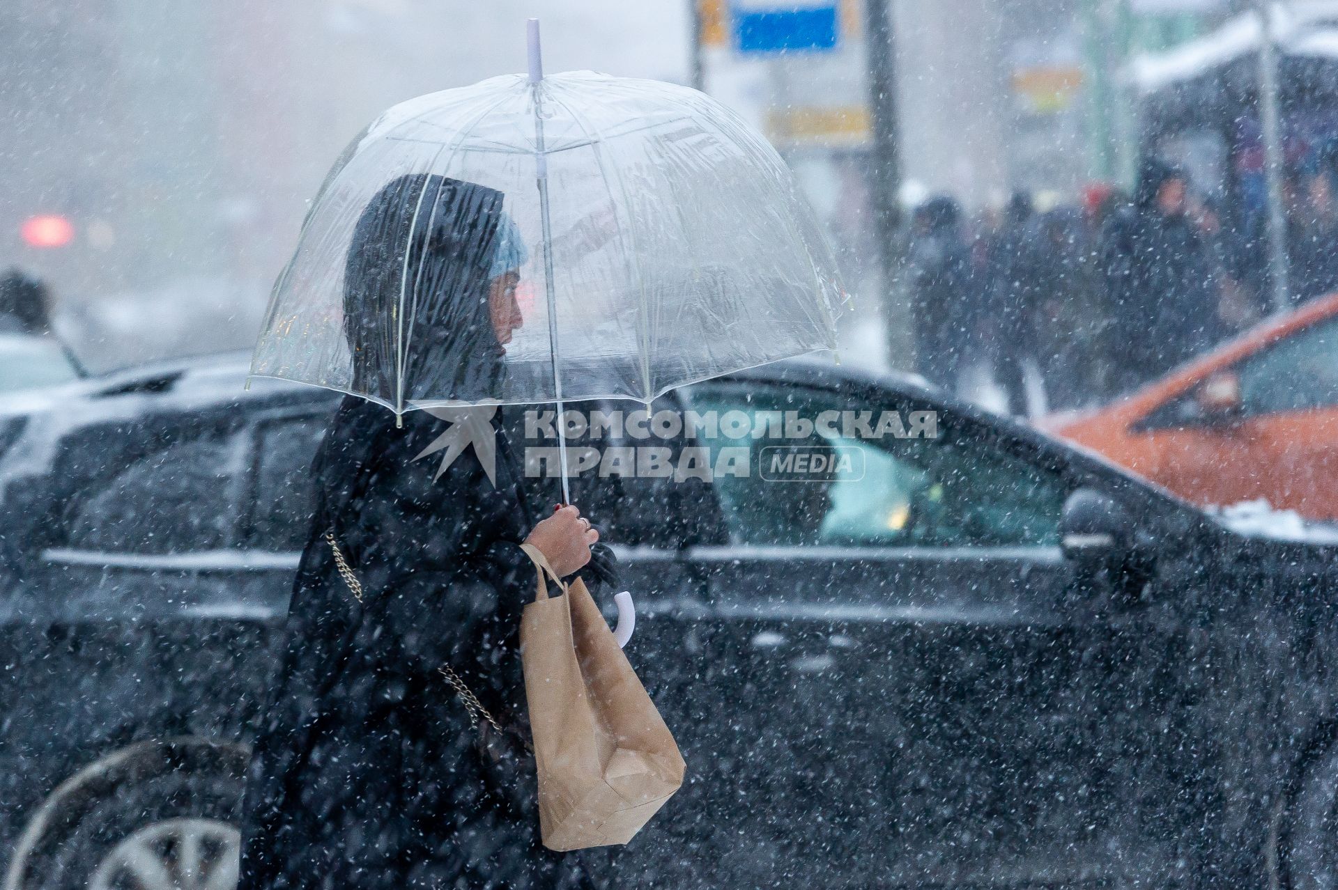 Санкт-Петербург. Женщина под зонтом на заснеженной улице.