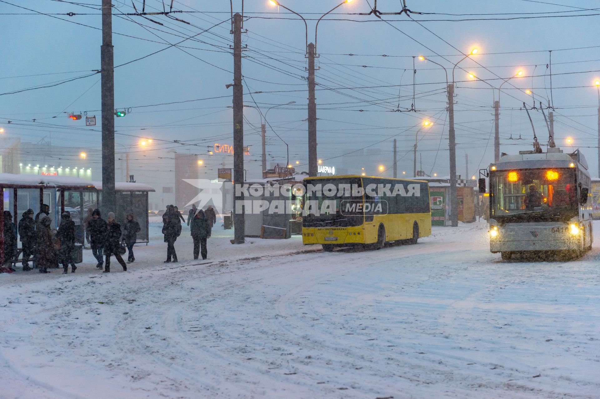 Санкт-Петербург. Пассажиры на остановке городского общественного транспорта.