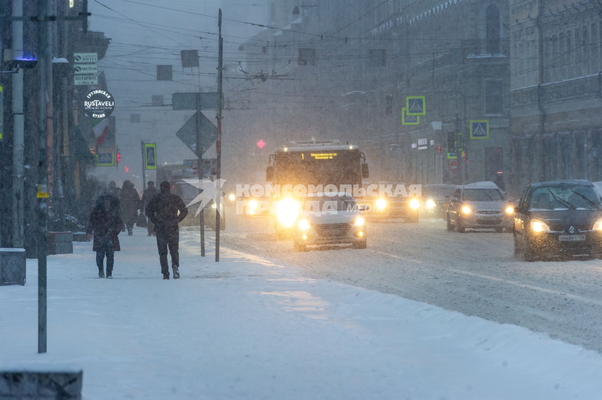 Санкт-Петербург. Машины на заснеженной улице города.