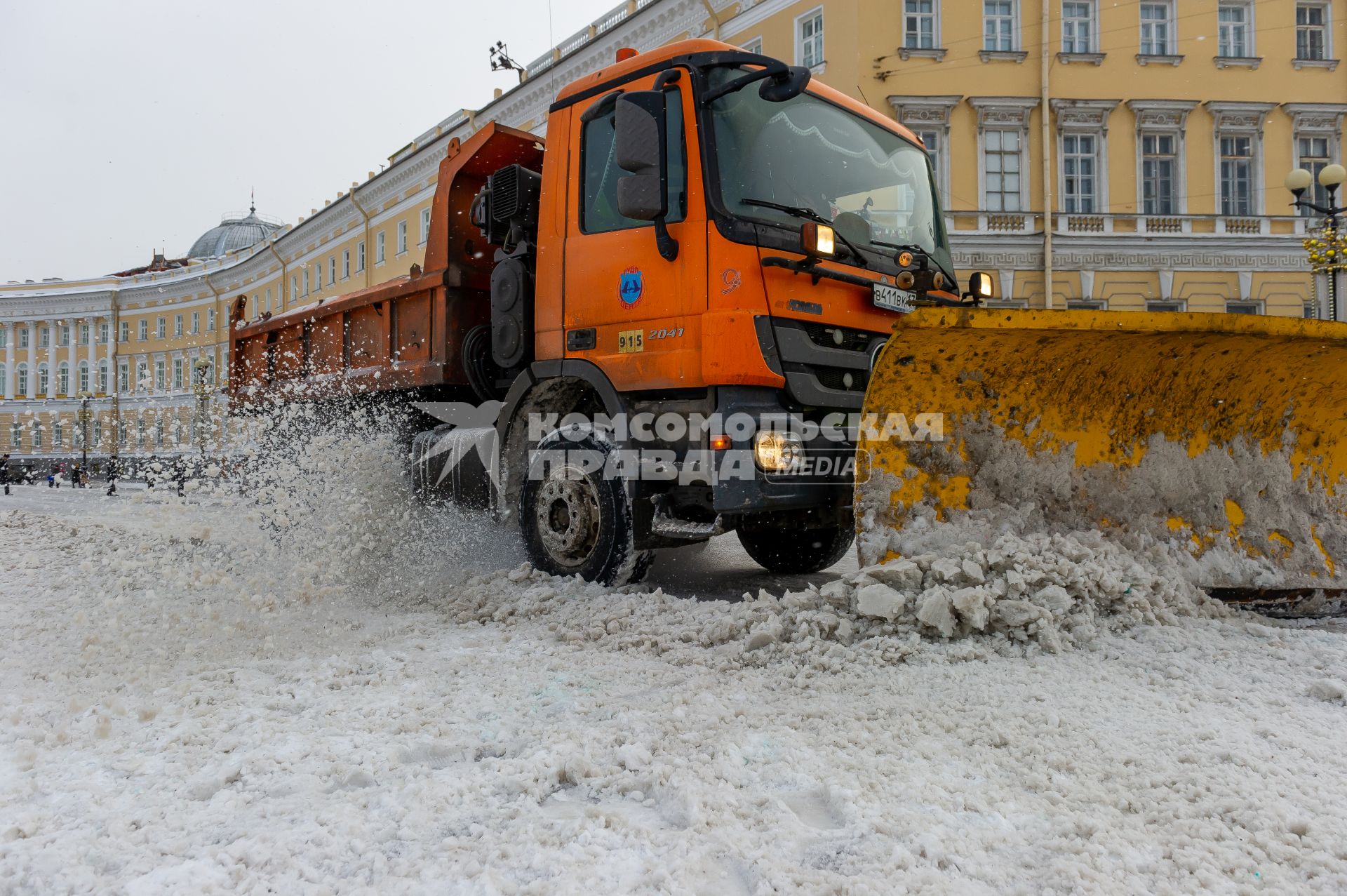 Санкт-Петербург. Снегоуборочная техника на Дворцовой площади.