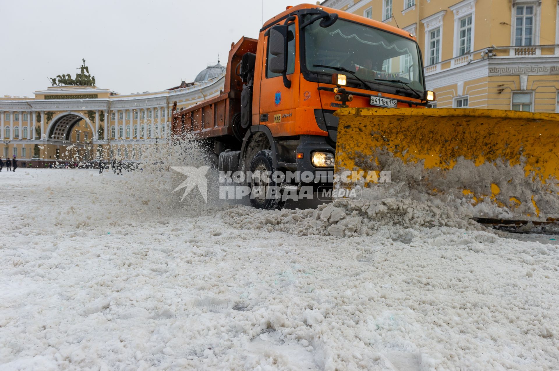 Санкт-Петербург. Снегоуборочная техника на Дворцовой площади.