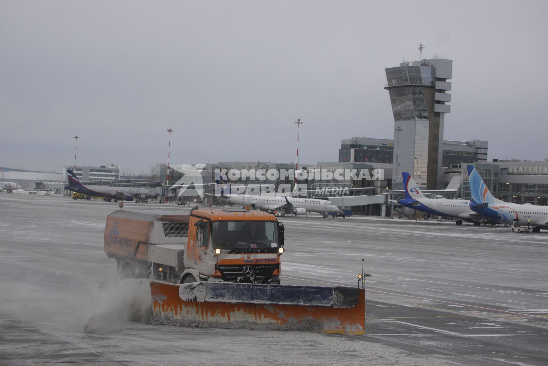 Екатеринбург. Аэропорт \'Кольцово\'. Снегоуборочные машины убирают снег с взлетно-посадочной полосы