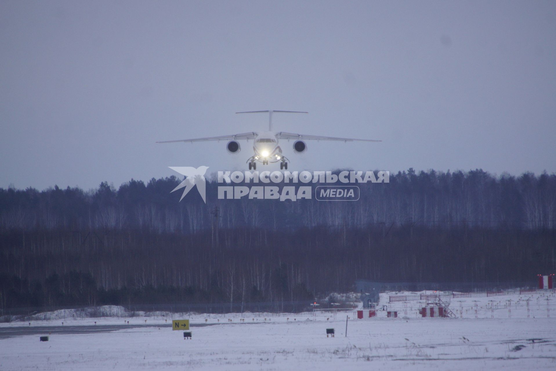 Екатеринбург. Аэропорт \'Кольцово\'. Транспортный самолет Ан-148-100Е заходит на посадку в аэропорту \'Кольцово\'. 2 самолета этой модификацие последние изготовленные и поставленные в ВКС по програме гособорнзаказа, прибыли в место постоянной дислокации в отдельном транспортном смешанном авиационном полку в Свердловской области