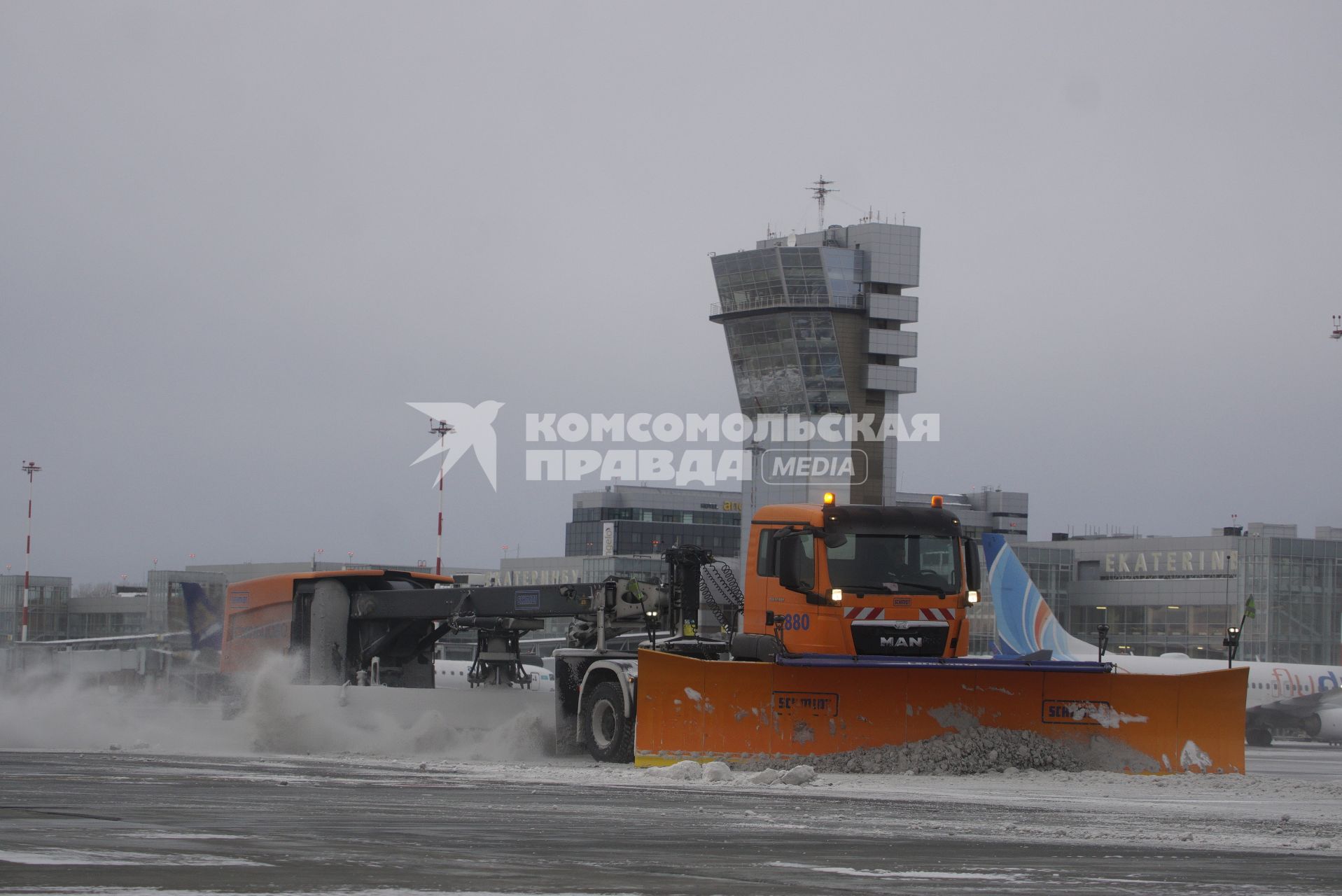 Екатеринбург. Аэропорт \'Кольцово\'. Снегоуборочные машины убирают снег с взлетно-посадочной полосы