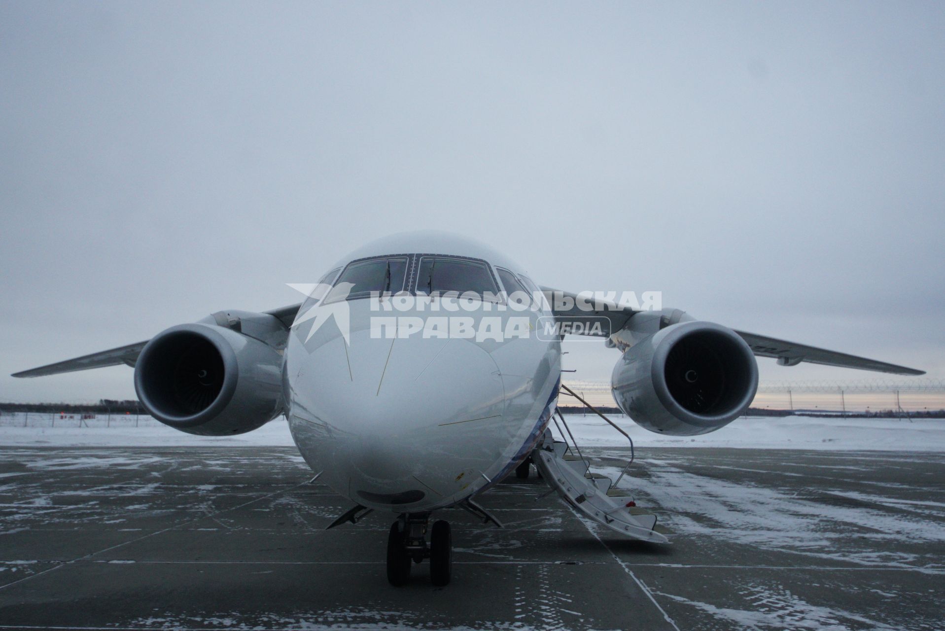 Екатеринбург. Аэропорт \'Кольцово\'. Транспортный самолет Ан-148-100Е. 2 самолета этой модификацие последние изготовленные и поставленные в ВКС по програме гособорнзаказа, прибыли в место постоянной дислокации в отдельном транспортном смешанном авиационном полку в Свердловской области