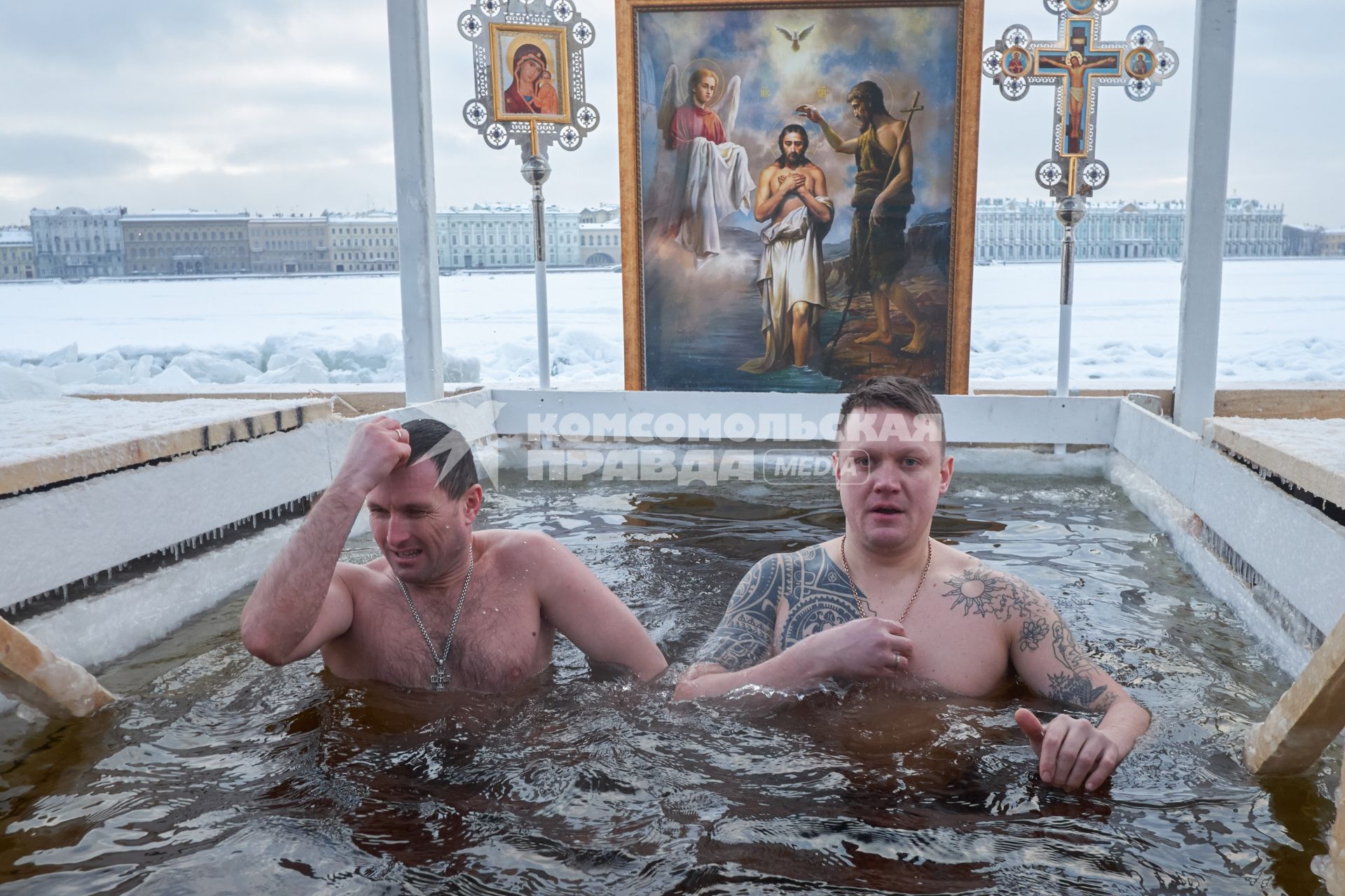 Санкт-Петербург. Верующие во время купаний в праздник Крещения Господня.