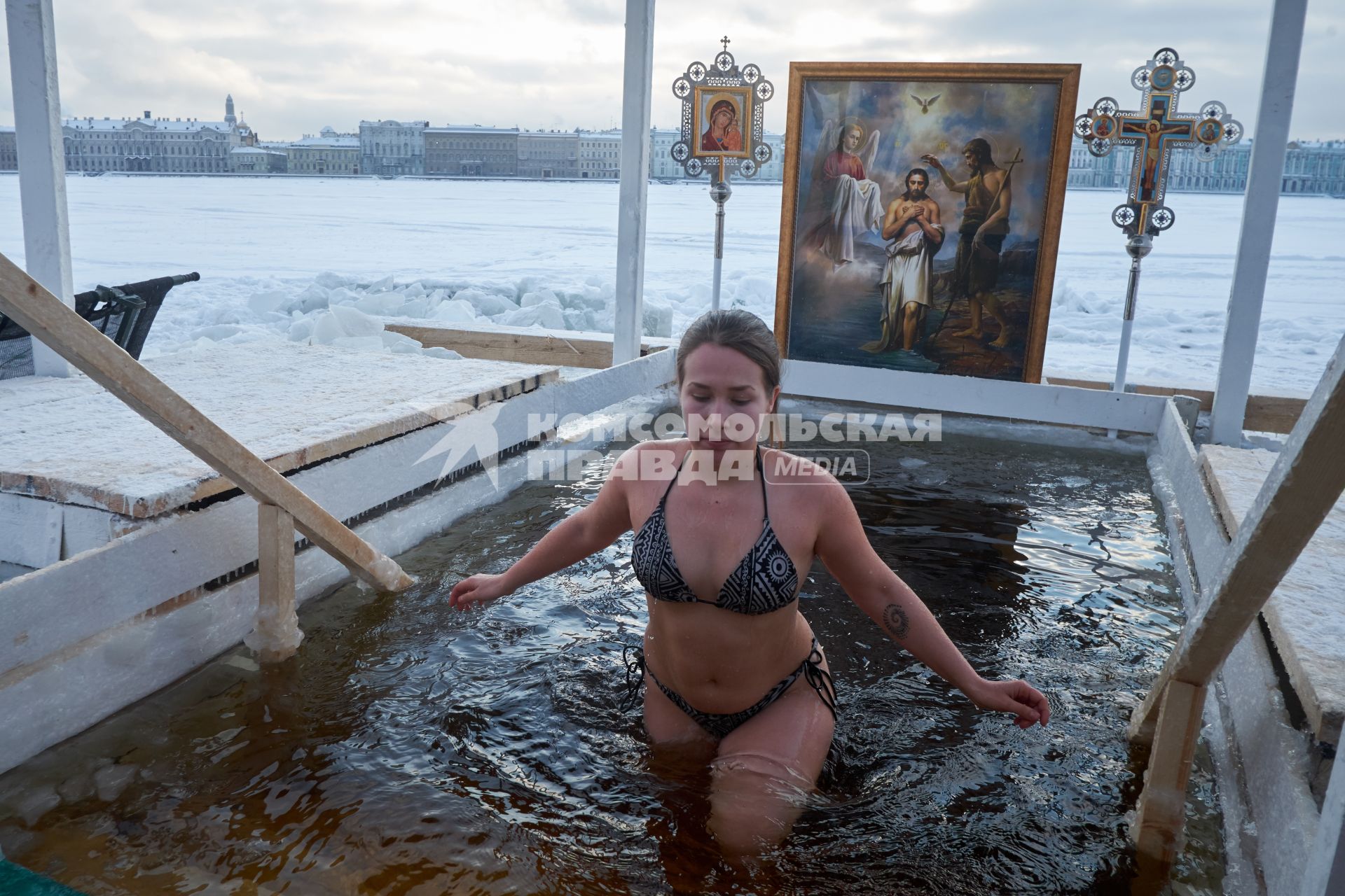 Санкт-Петербург. Верующие во время купаний в праздник Крещения Господня.