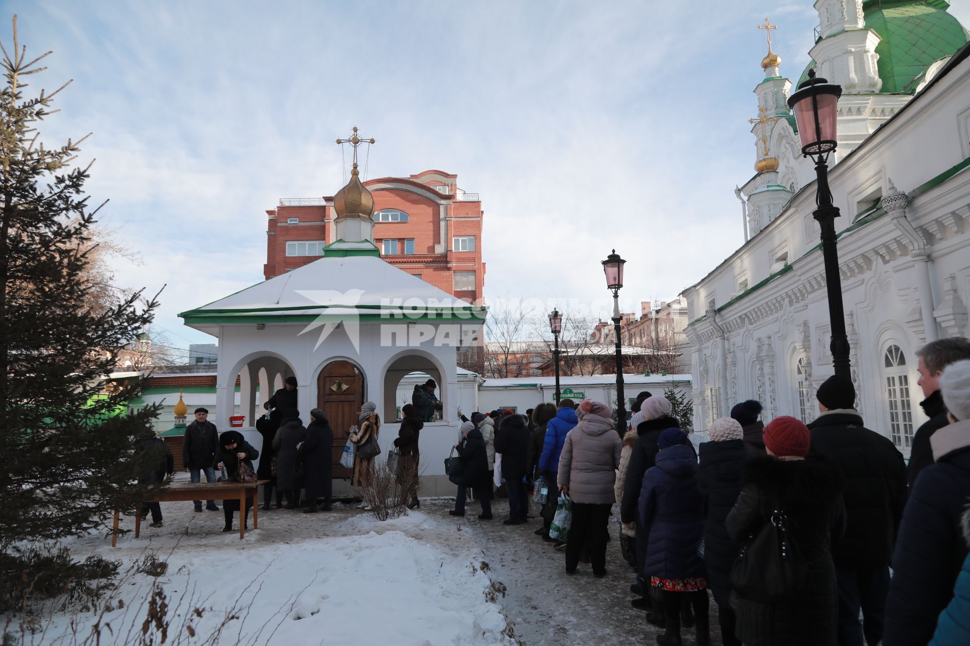 Красноярск. Верующие в очереди за освященной водой в праздник Крещения Господня.