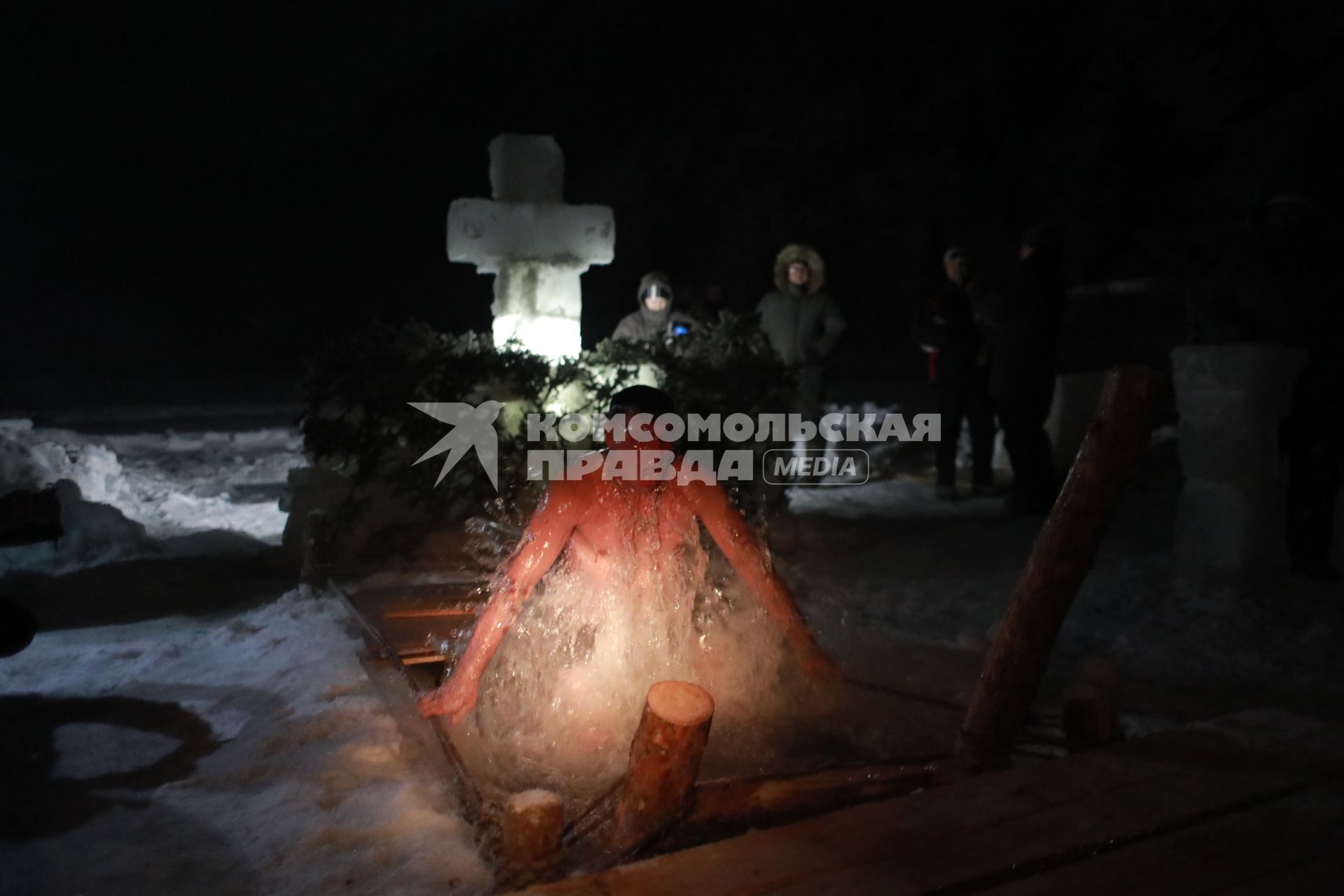 Красноярск. Верующие во время купаний в праздник Крещения Господня.