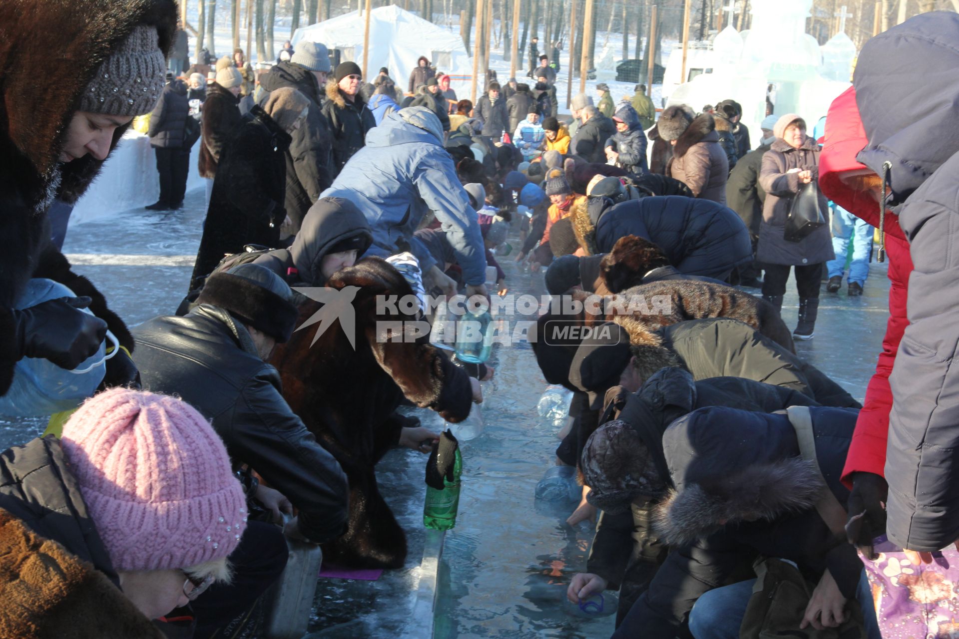 Иркутск. Горожане набирают освященную воду  во время праздника  Крещения Господня.