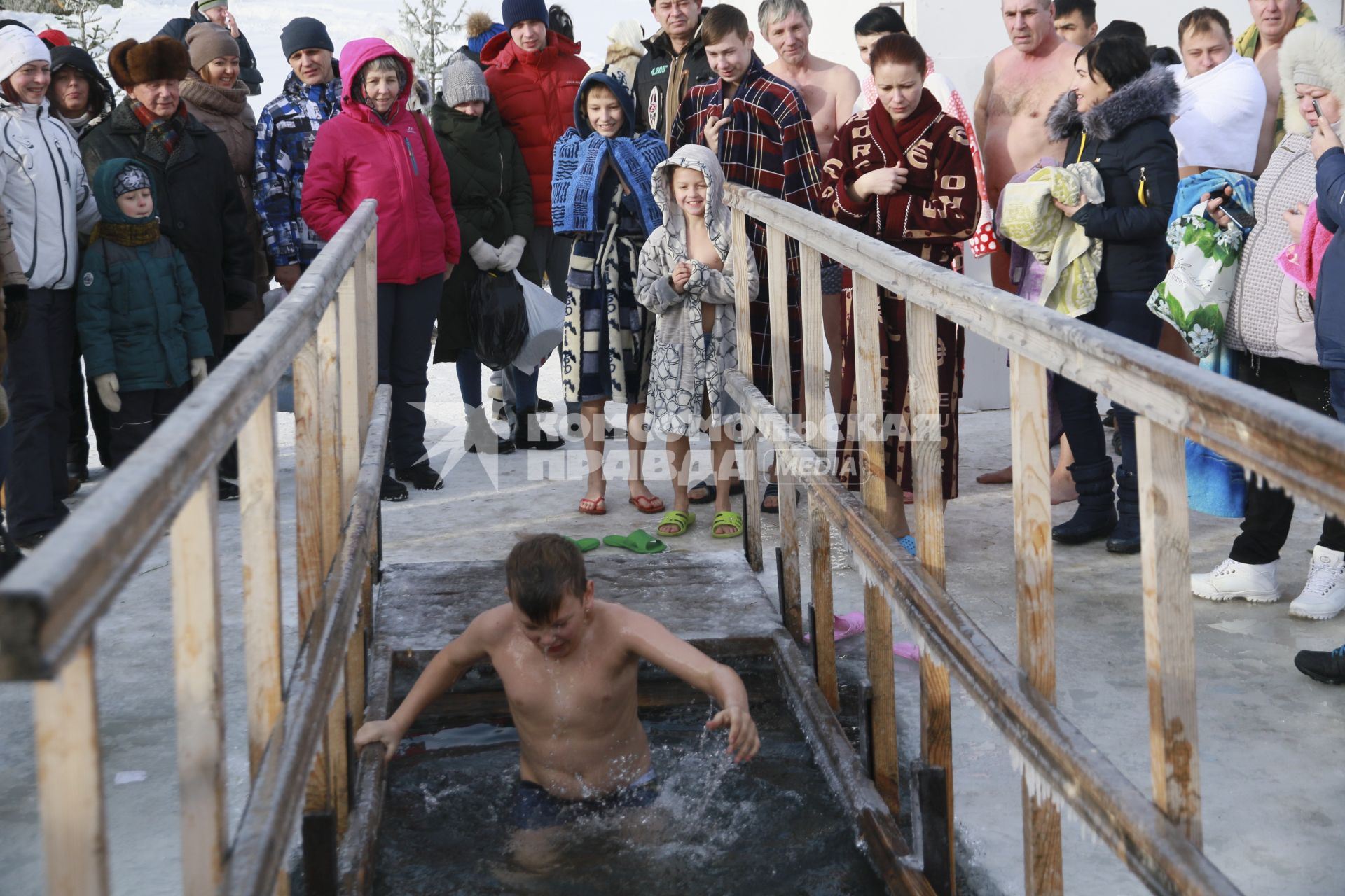 Барнаул. Верующие во время купаний в праздник Крещения Господня.