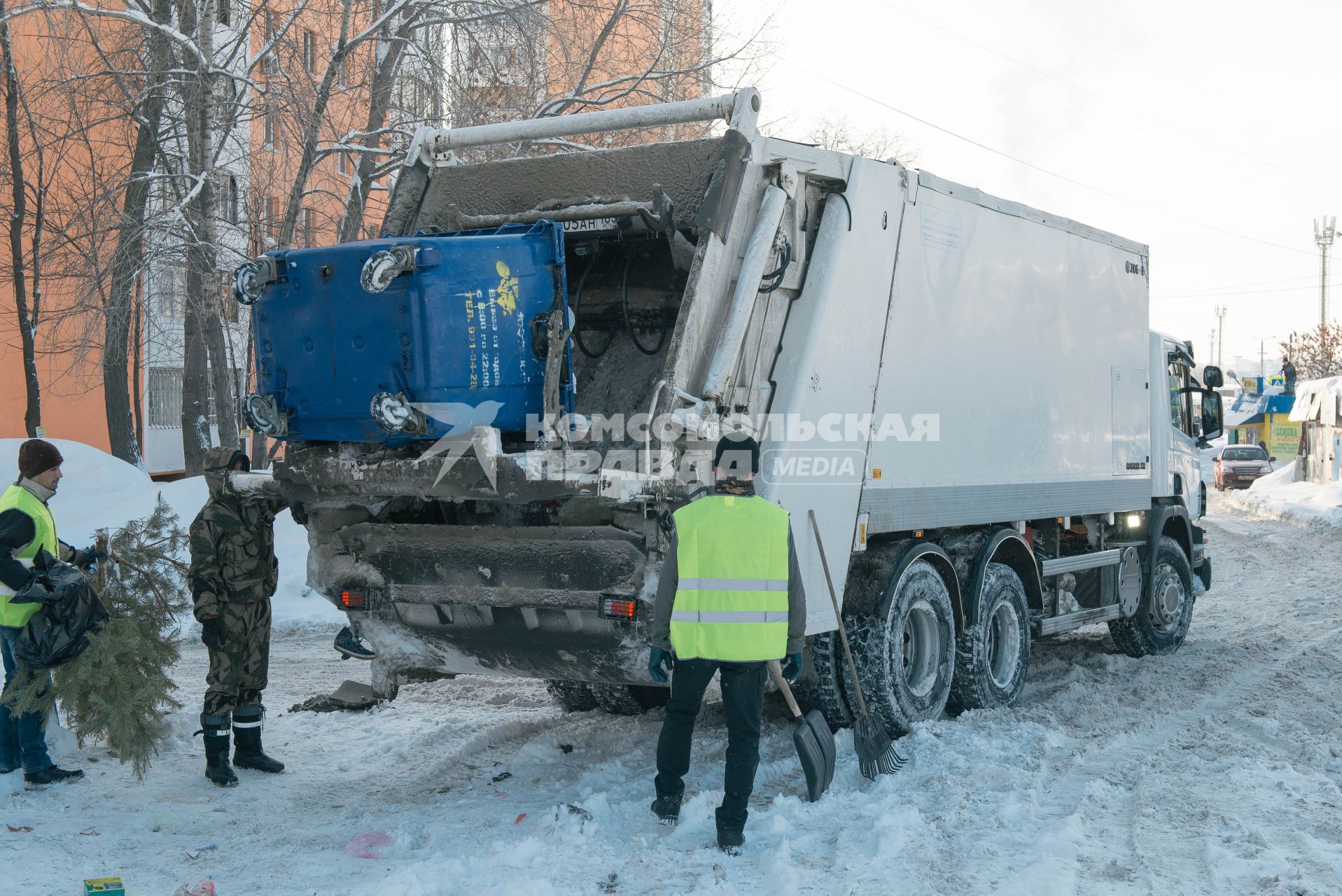 Самара.  Во время вывоза мусора в одном из дворов города.