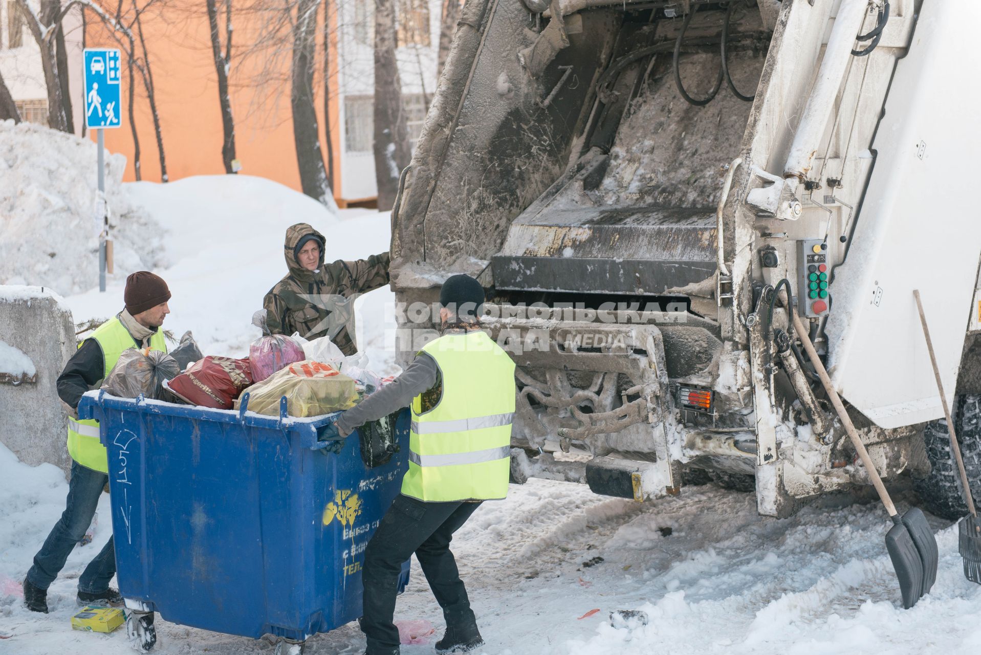 Самара.  Во время вывоза мусора в одном из дворов города.