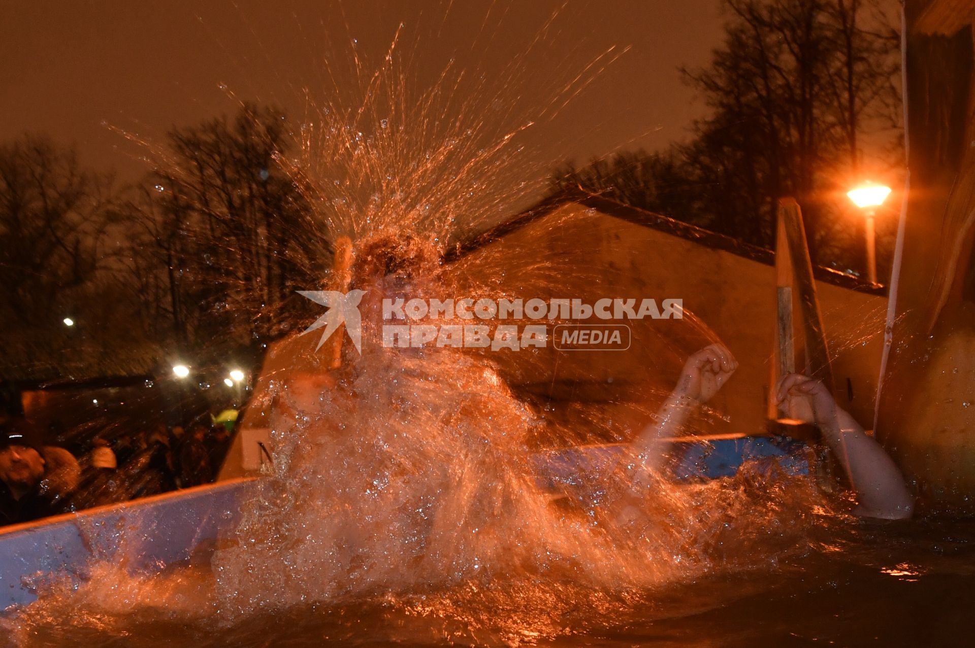 Москва.  Верующие во время купаний в праздник Крещения Господня в Донском монастыре.