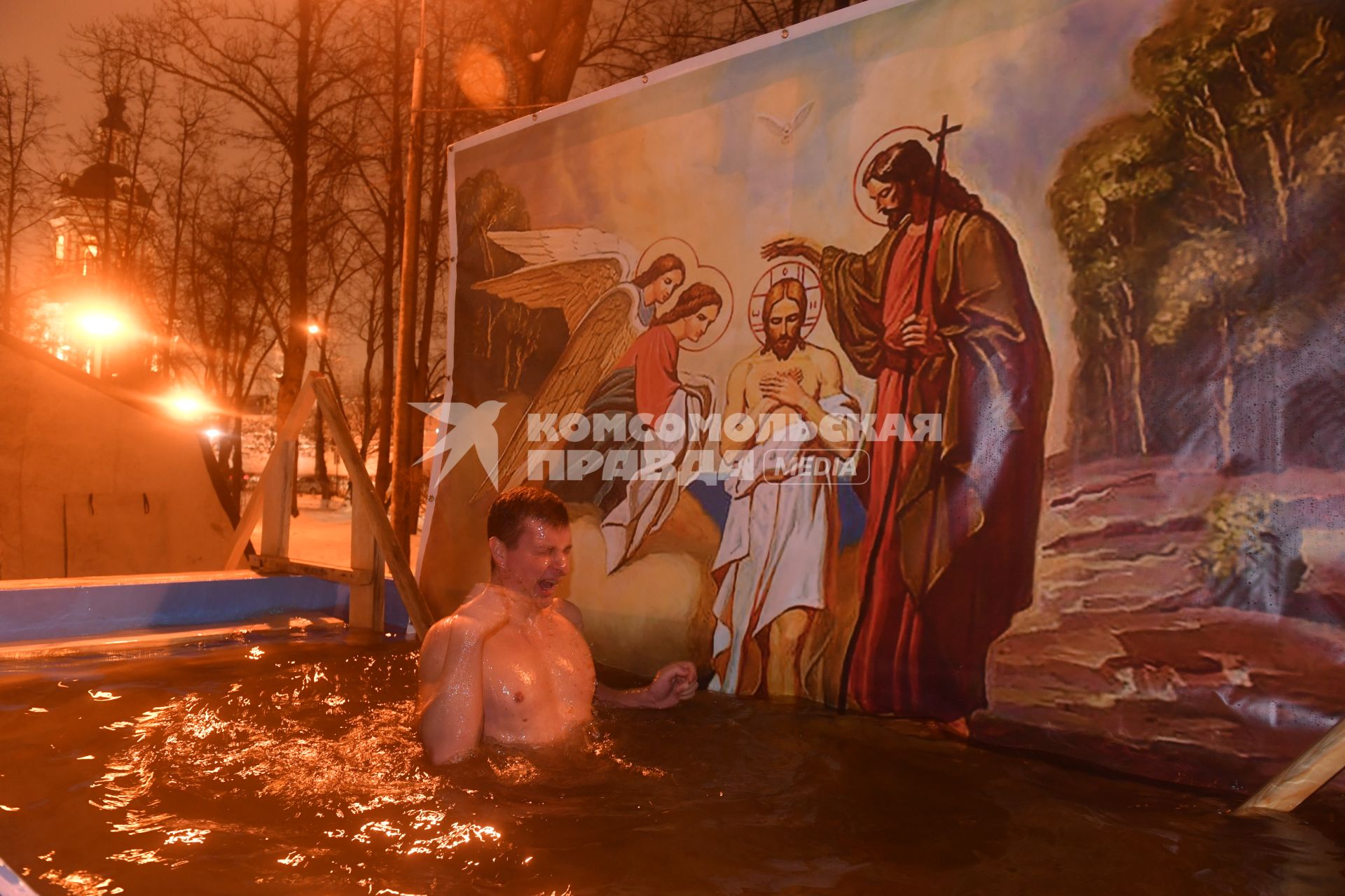 Москва.  Верующие во время купаний в праздник Крещения Господня в Донском монастыре.