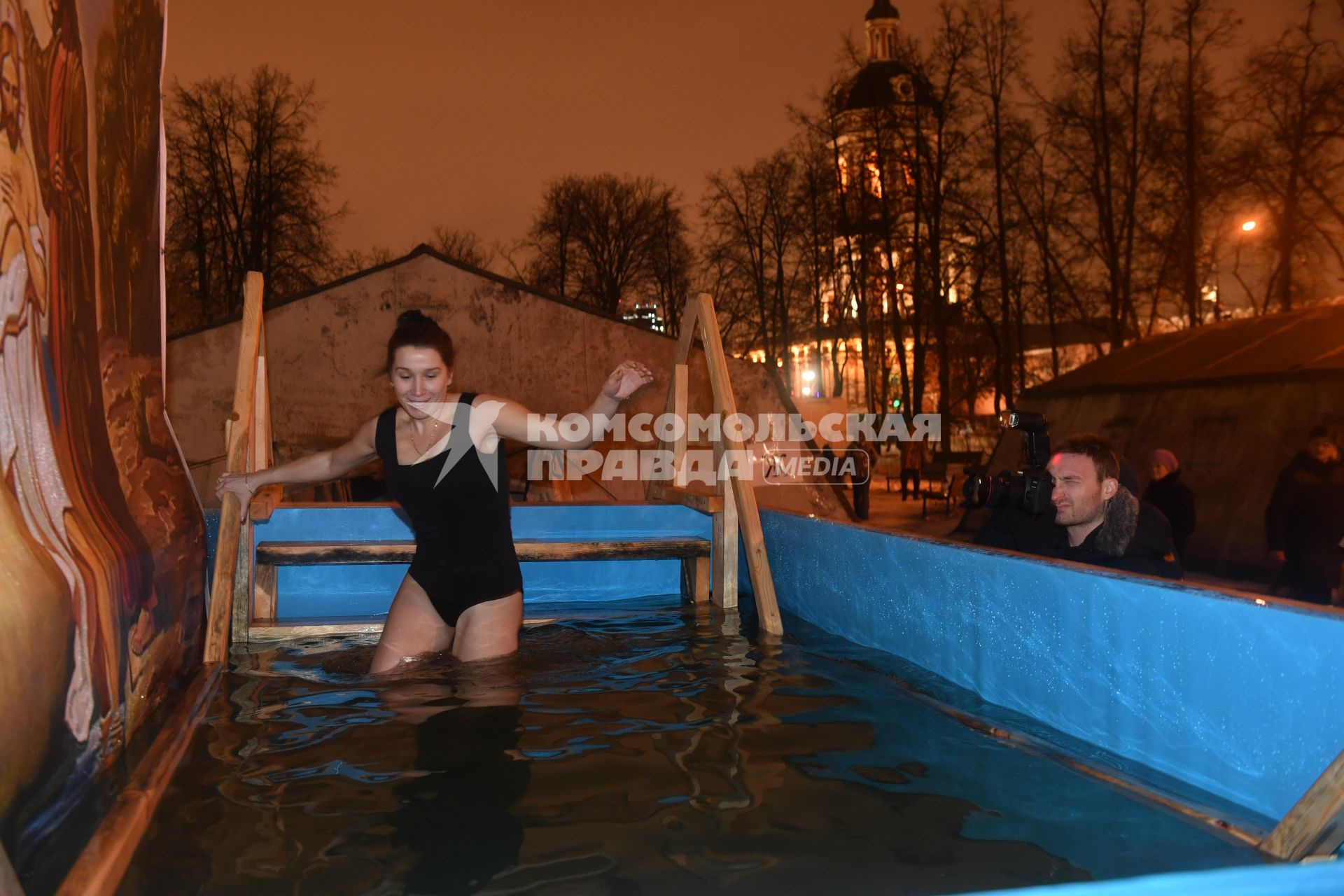 Москва.  Верующие во время купаний в праздник Крещения Господня в Донском монастыре.