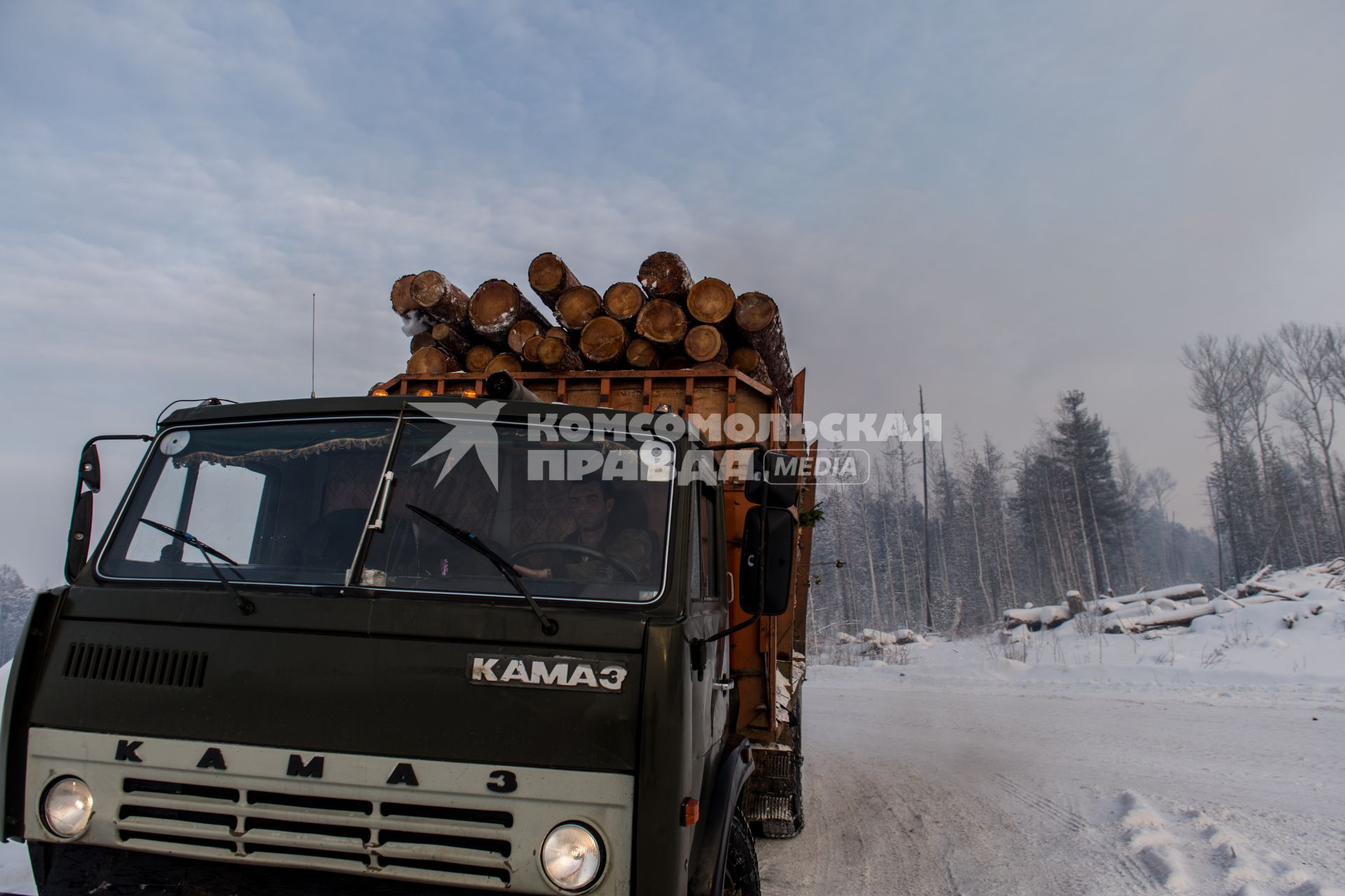 Красноярский край.  Лесовоз на дороге в Богучанском районе Красноярского края.