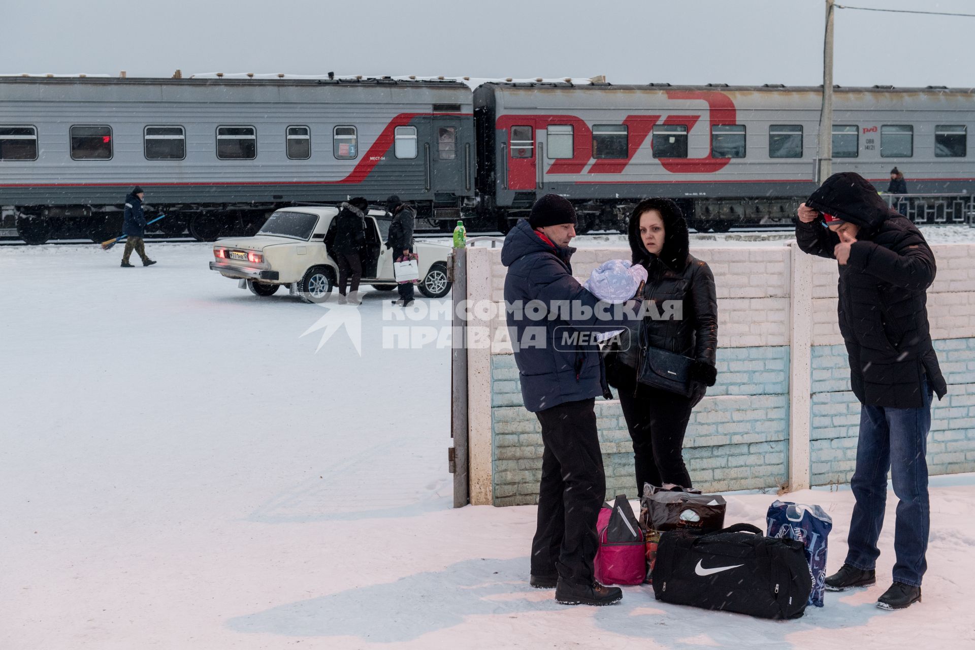 Красноярский край. Пассажиры  на станции Карабула в поселке Таежный .