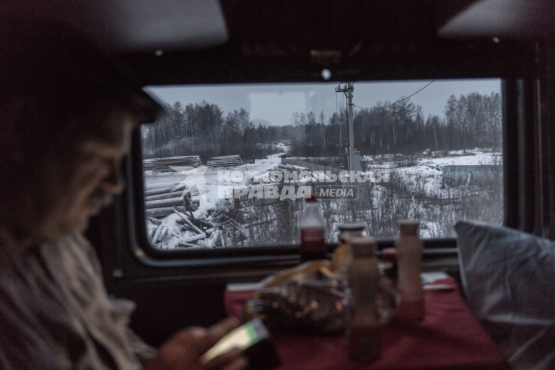 Красноярский край.  Вид из окна вагона поезда на станцию Карабула в поселке Таежный .