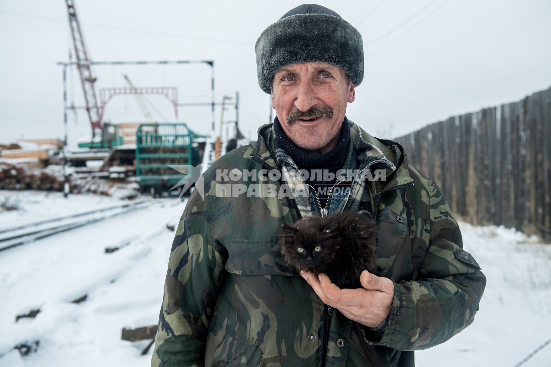 Красноярский край. Рабочий на частной китайской  лесопилке на территории принадлежащей предприятию Карабула Лес.