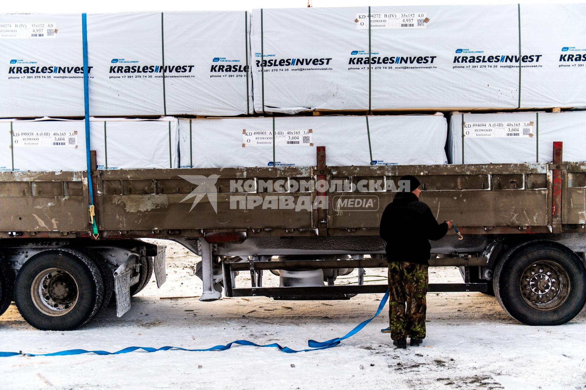 Красноярский край. Погрузка продукции  завода  лесопромышленного комплекса АО `Краслесинвест` в Богучанском районе Красноярского края.