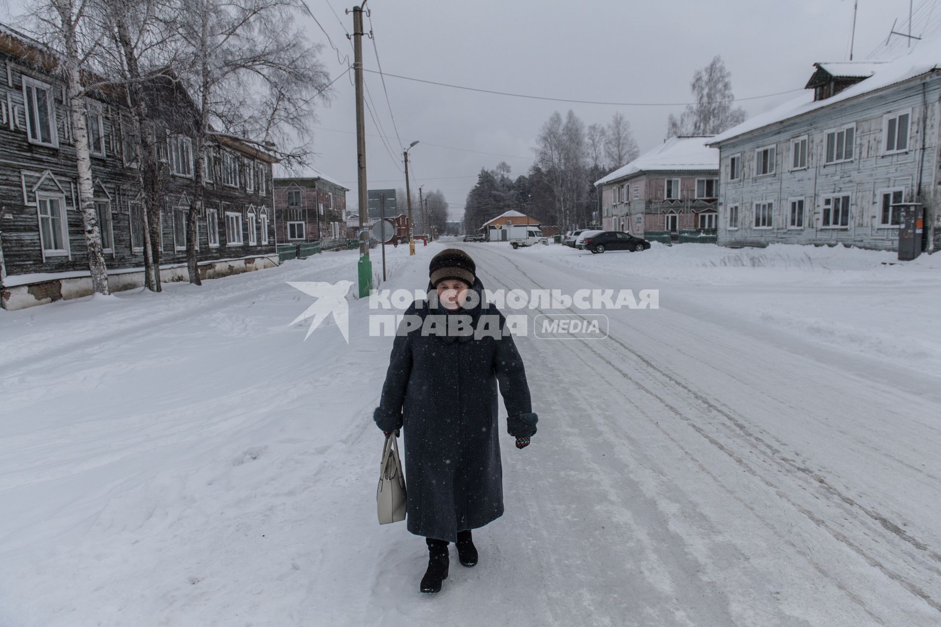 Красноярский край, Лесосибирск, поселок Новоенисейск. Женщина на одной из улиц  поселка.