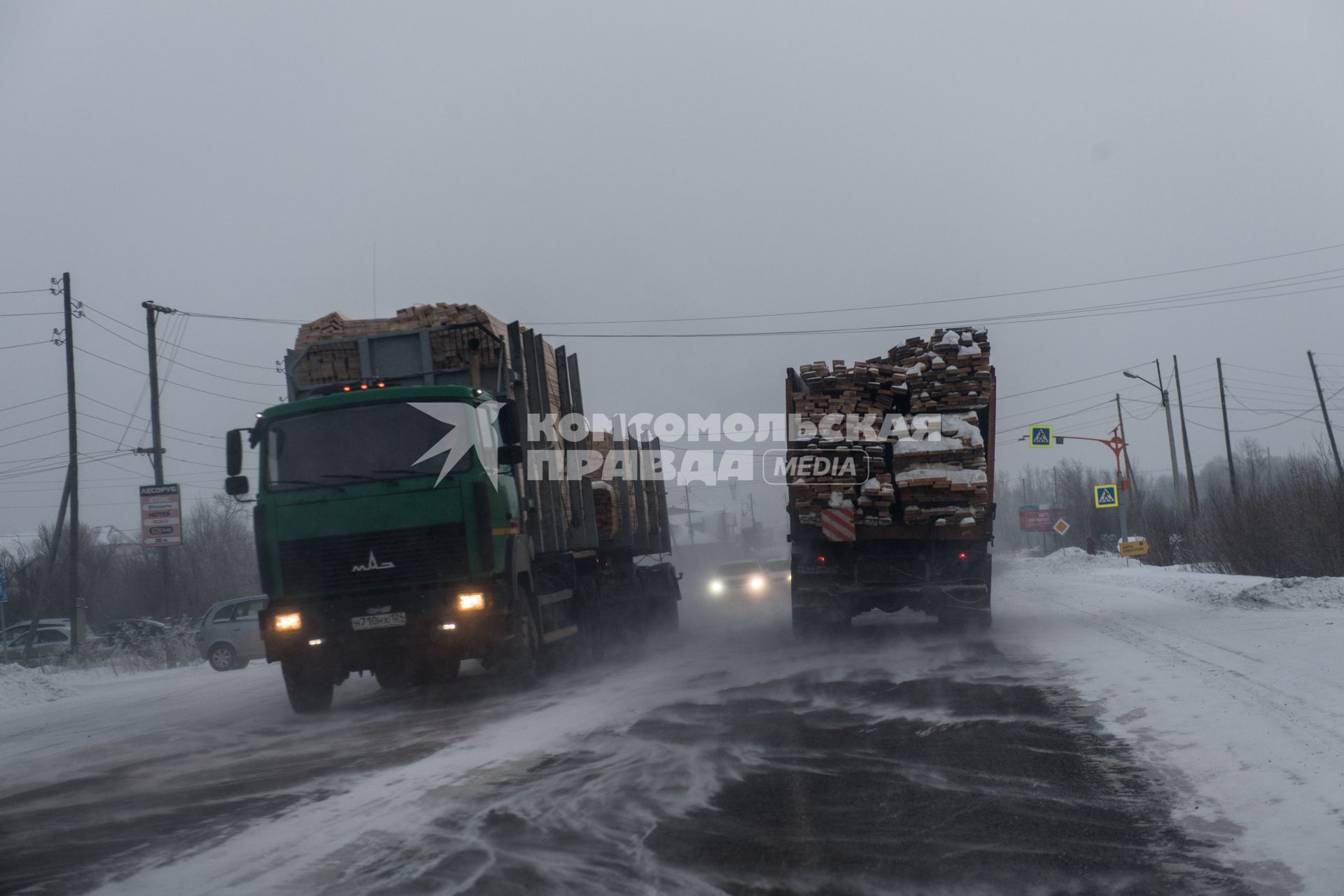 Трасса Красноярск - Лесосибирск. Грузовые машины на дороге в Красноярском крае.