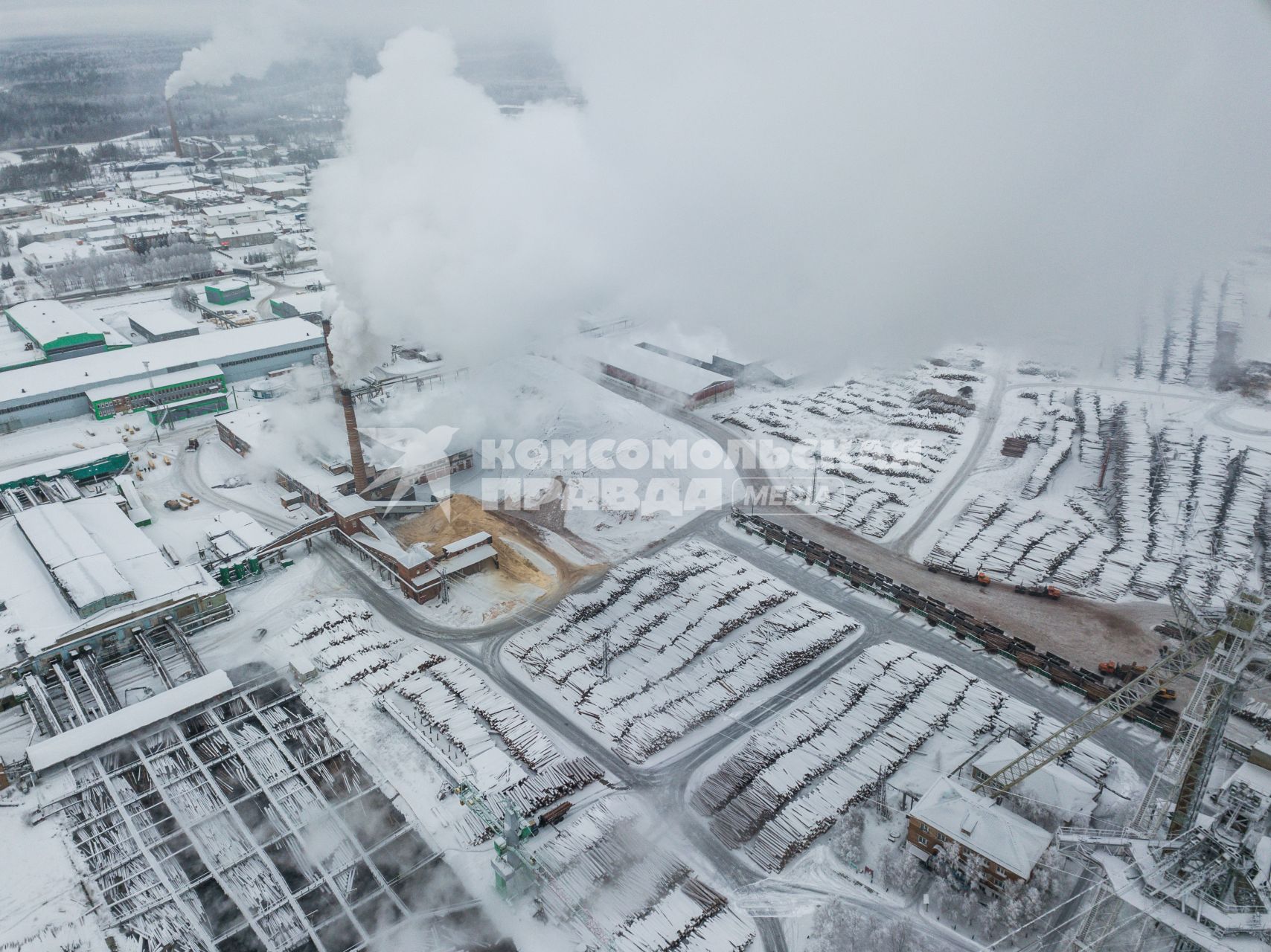 Красноярский край, Лесосибирск.  Вид сверху на территорию АО`Лесосибирский ЛДК#1`  на берегу Енисея.