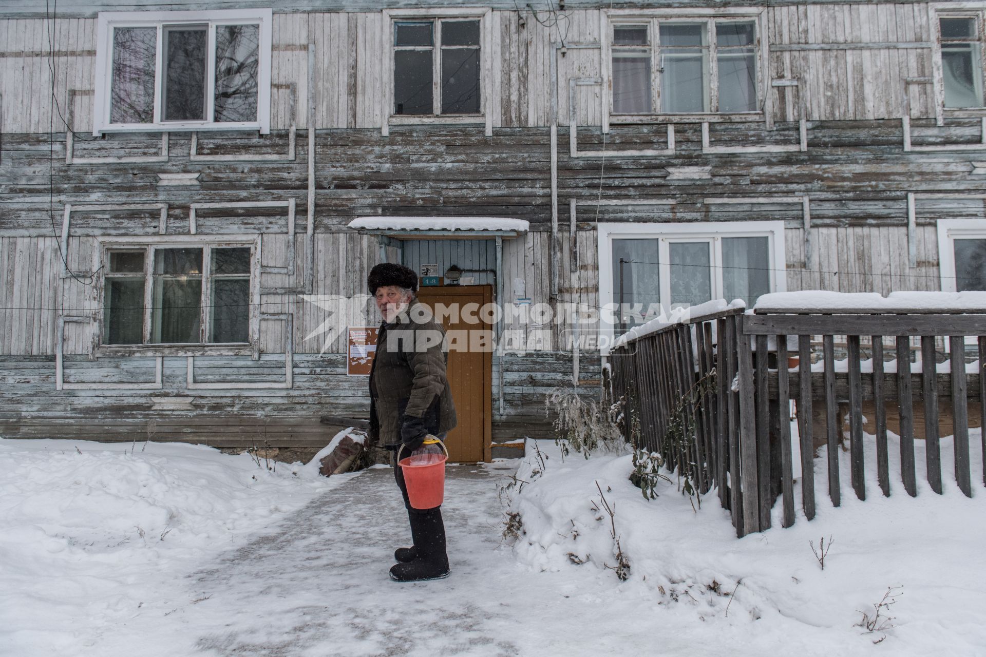 Красноярский край, Лесосибирск, поселок Новоенисейск. Мужчина на одной из улиц  поселка.