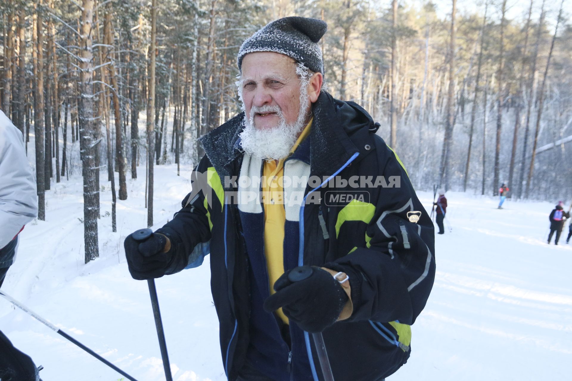 Барнаул.  Пожилой мужчина катается на лыжах.