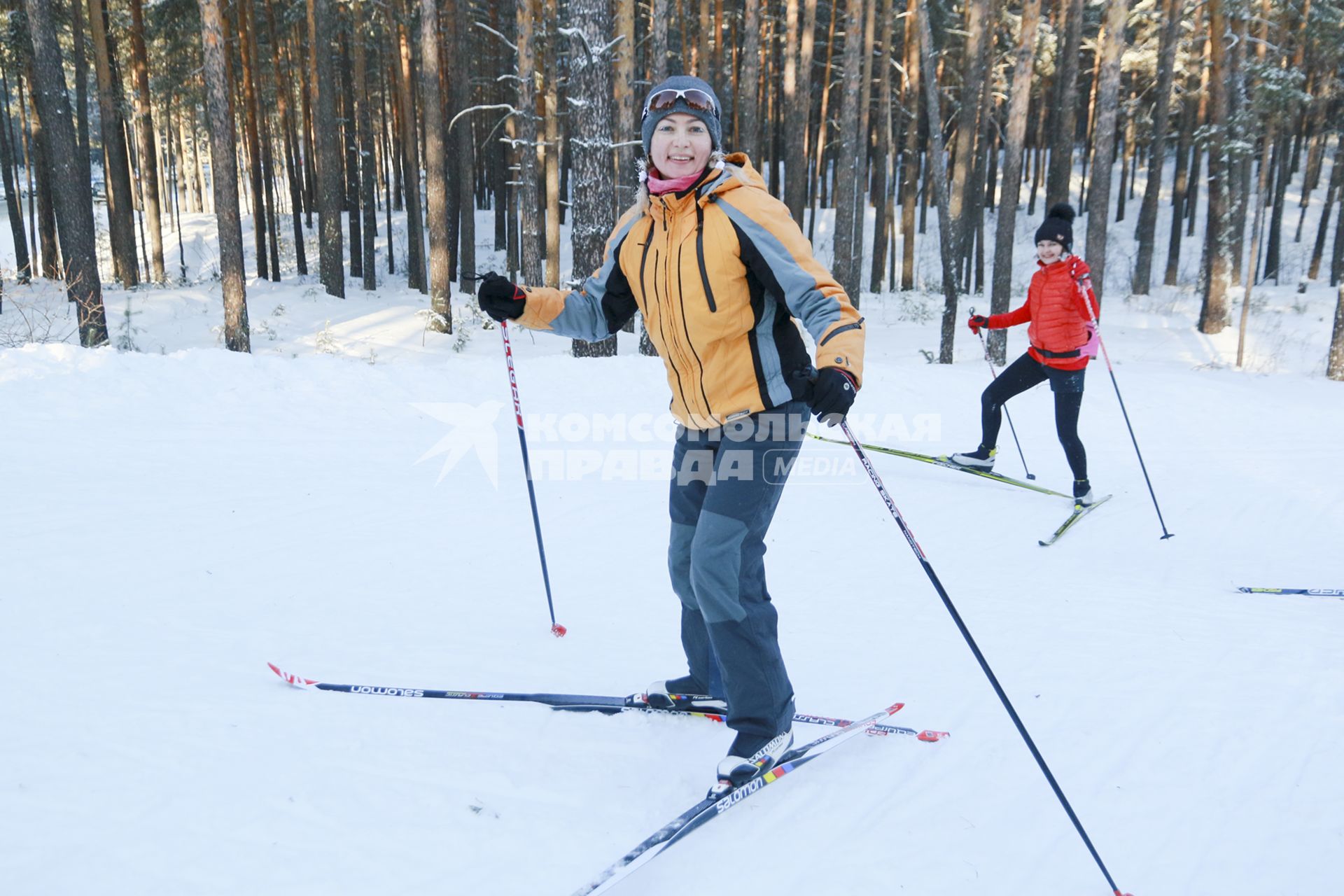 Барнаул.  Девушка катается на лыжах.