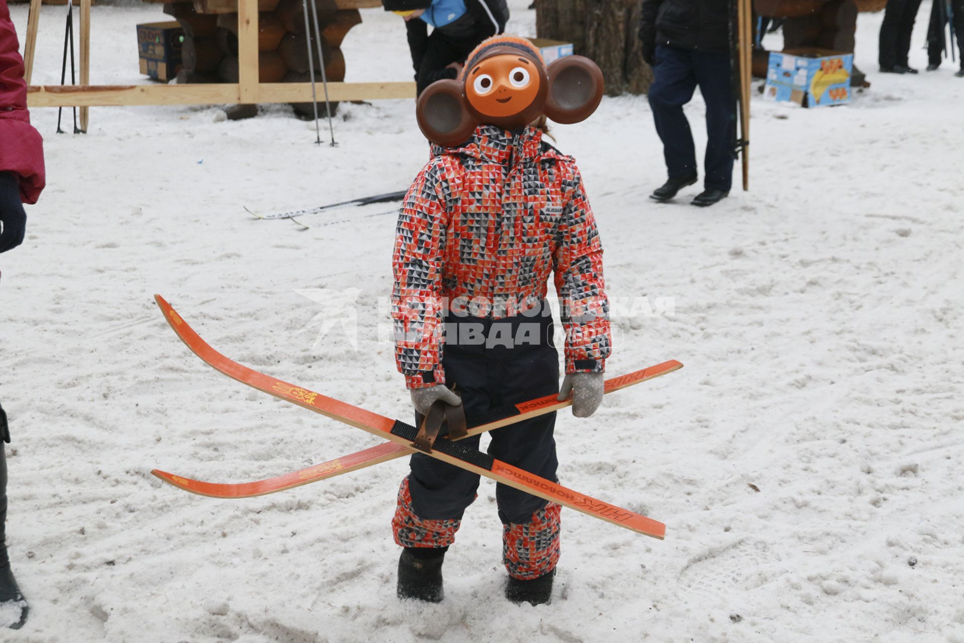 Барнаул.  Ребенок с лыжами в маске  `Чебурашка`.