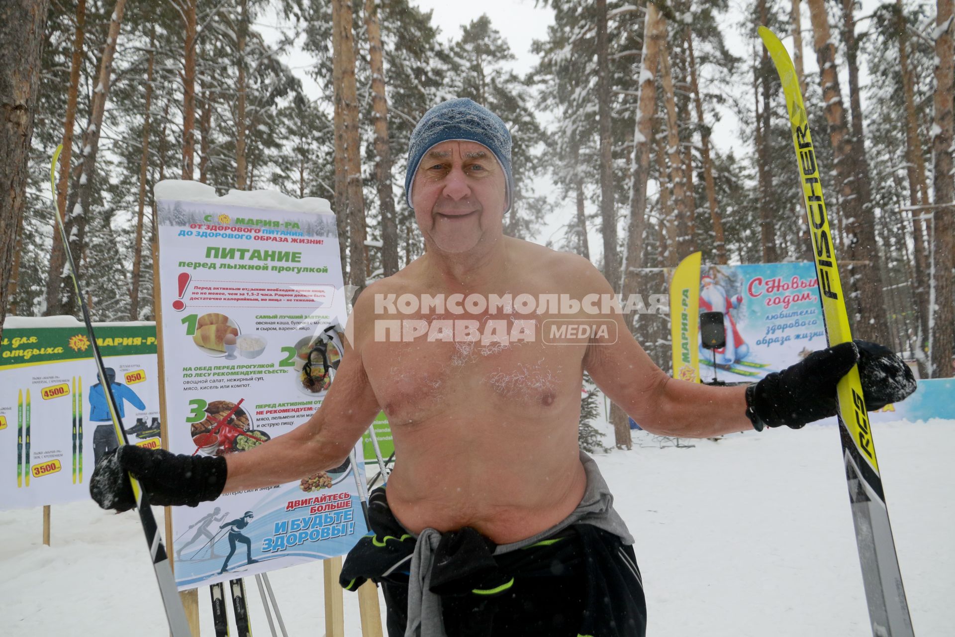 Барнаул.  Мужчина рядом с плакатом о здоровом питании.