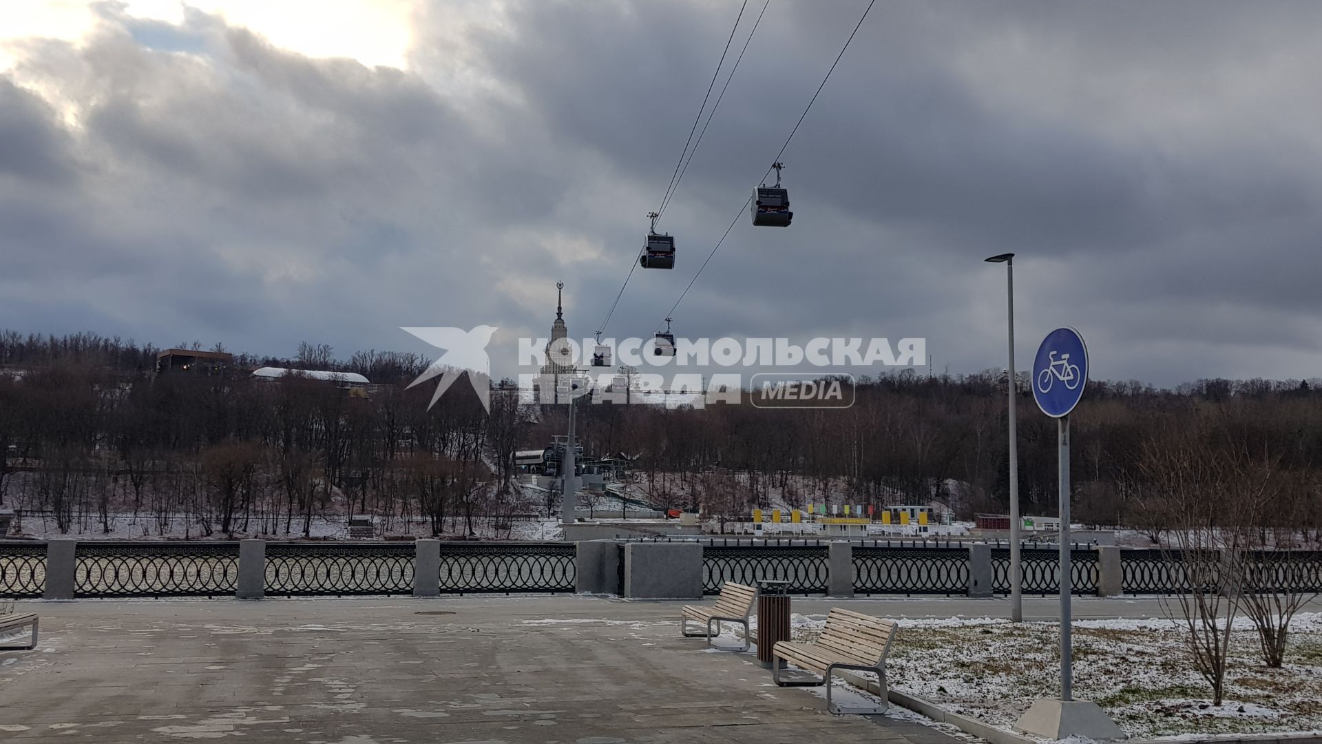 Москва.  Канатная дорога, соединяющая Воробьевы горы и стадион `Лужники`.