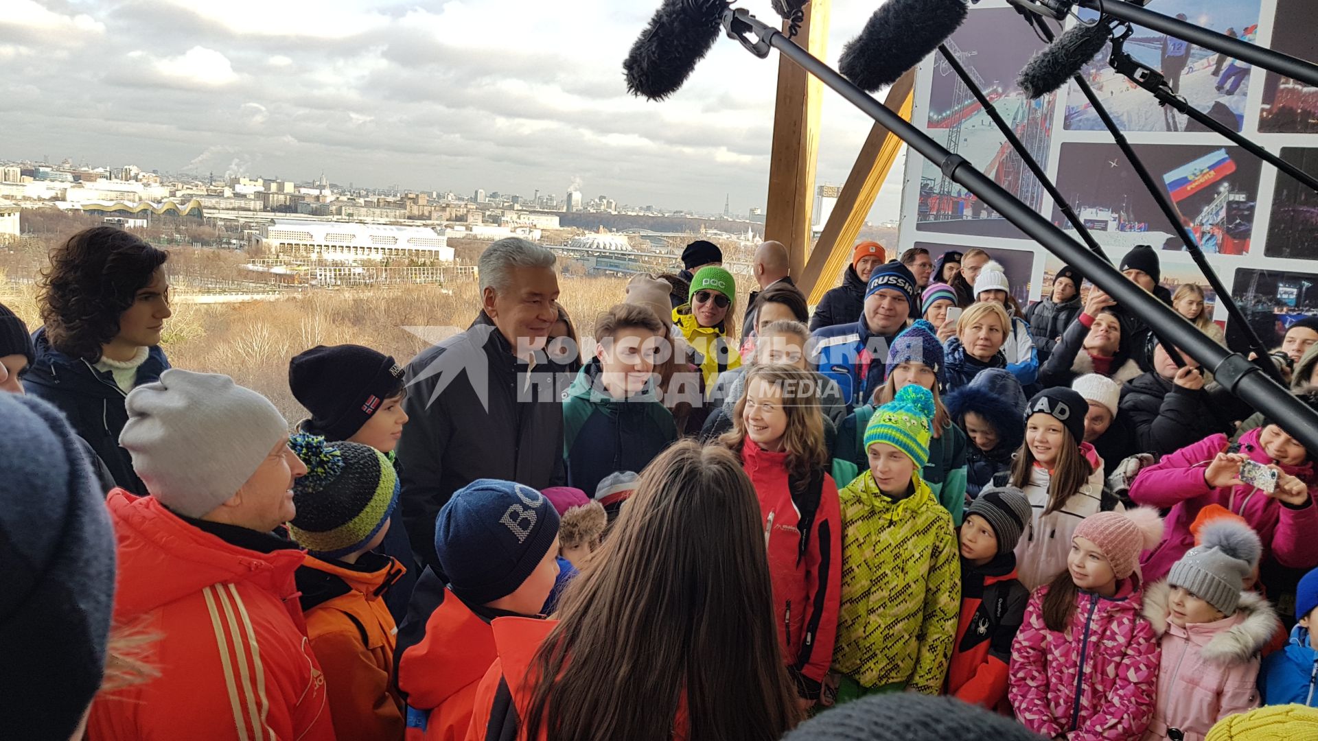 Москва.   Мэр Москвы Сергей Собянин  на открытии канатной дороги, соединяющей Воробьевы горы и стадион `Лужники`.