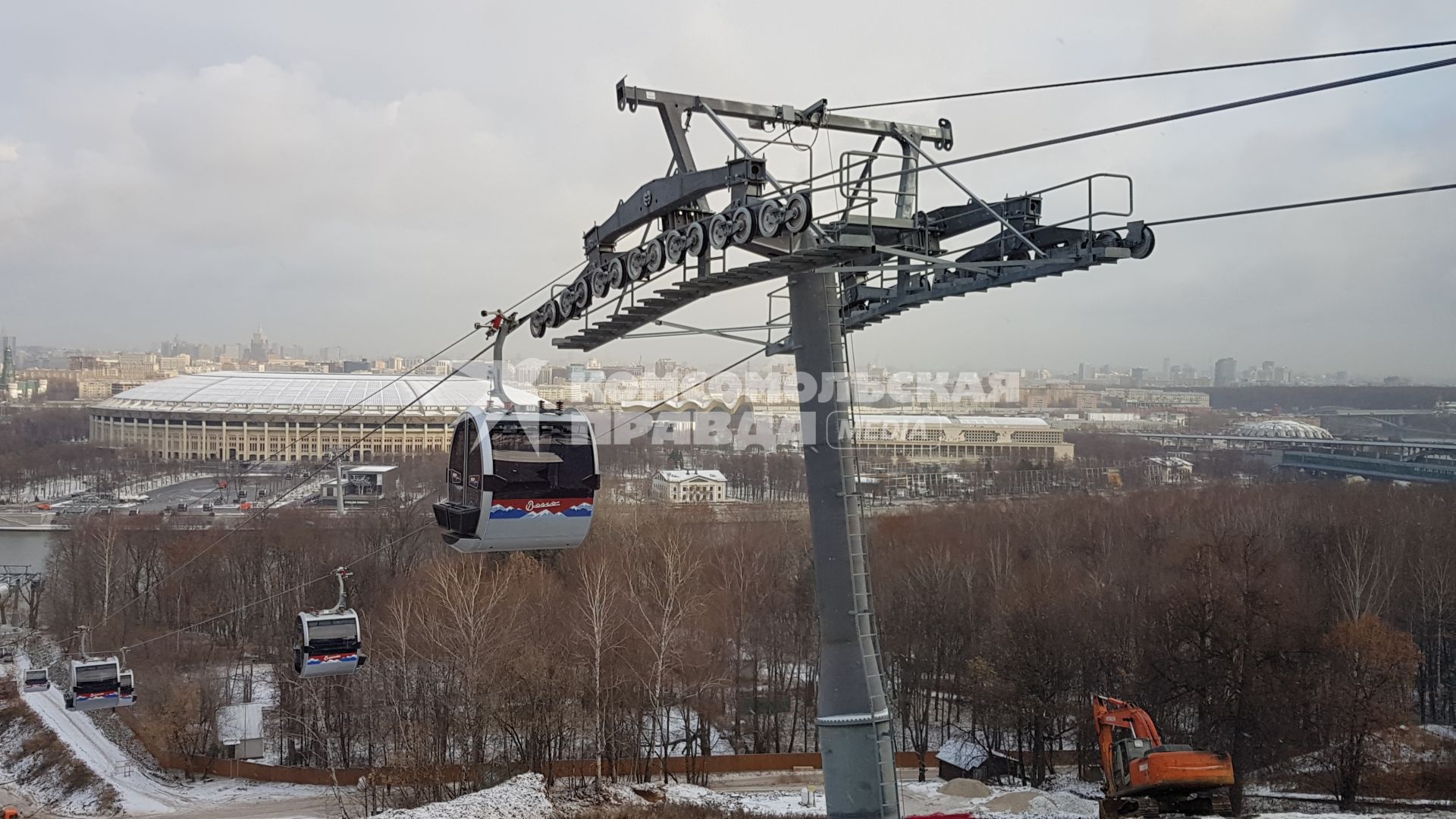 Москва.  Канатная дорога, соединяющая Воробьевы горы и стадион `Лужники`.