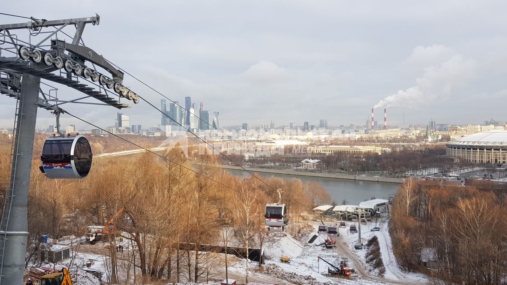 Москва.  Канатная дорога, соединяющая Воробьевы горы и стадион `Лужники`.