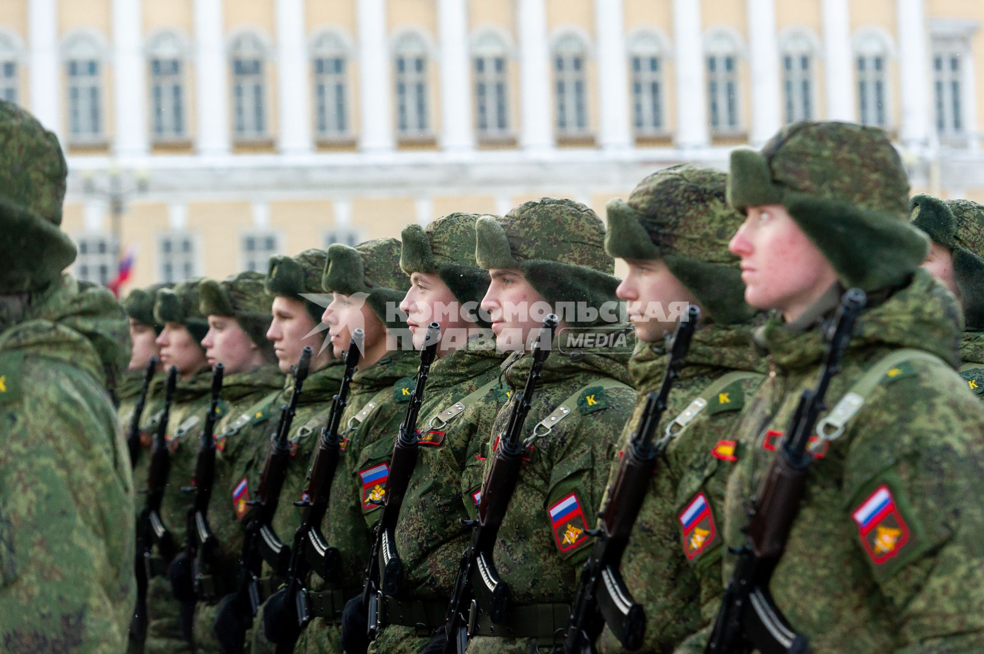 Санкт-Петербург.  Военнослужащие на Дворцовой площади во время военного парада в часть 75-й годовщины полного освобождения Ленинграда от фашистской блокады.