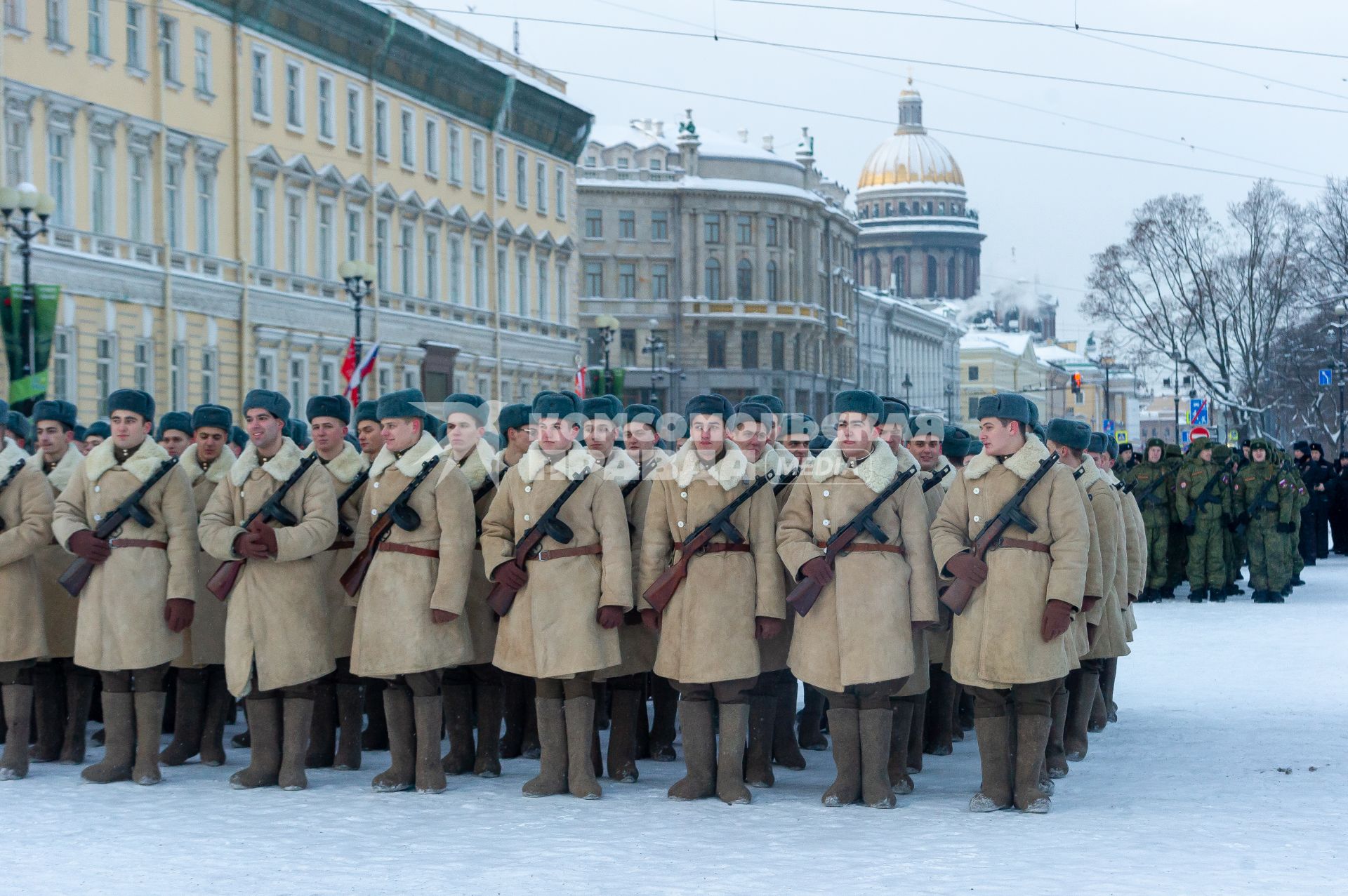 Санкт-Петербург.  Военнослужащие на Дворцовой площади во время военного парада в часть 75-й годовщины полного освобождения Ленинграда от фашистской блокады.