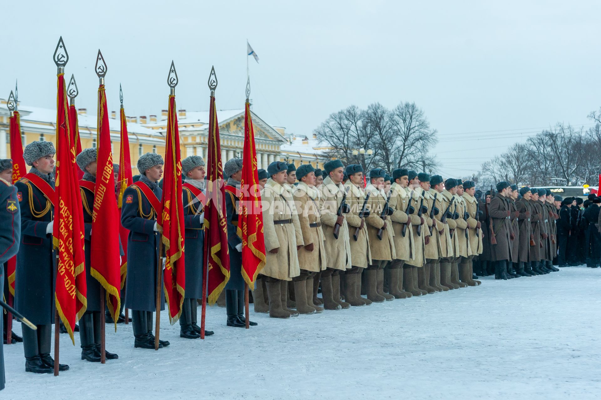 Санкт-Петербург.  Военнослужащие на Дворцовой площади во время военного парада в часть 75-й годовщины полного освобождения Ленинграда от фашистской блокады.