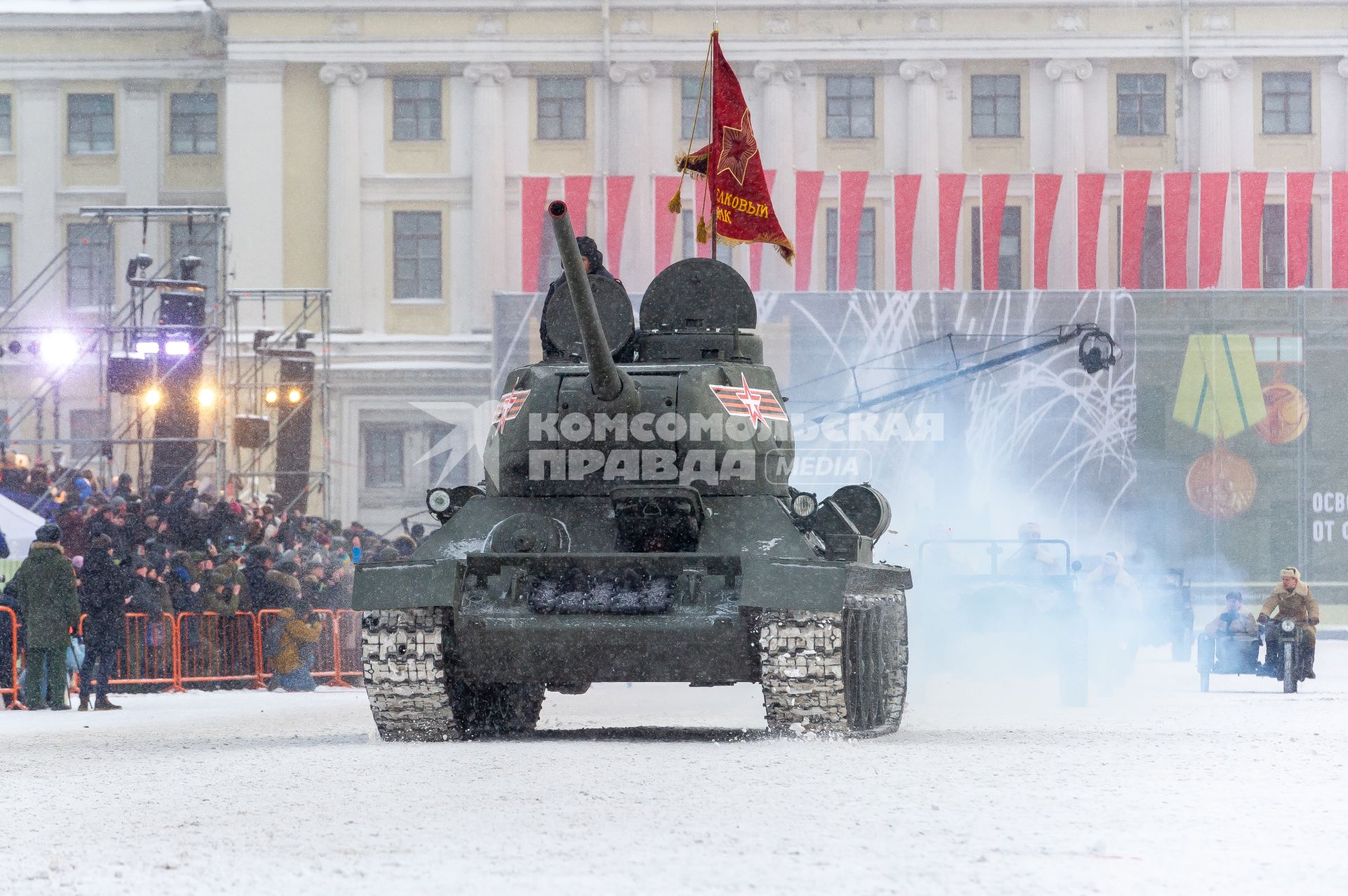 Санкт-Петербург.  Танк Т-34-85 на Дворцовой площади во время военного парада в часть 75-й годовщины полного освобождения Ленинграда от фашистской блокады.