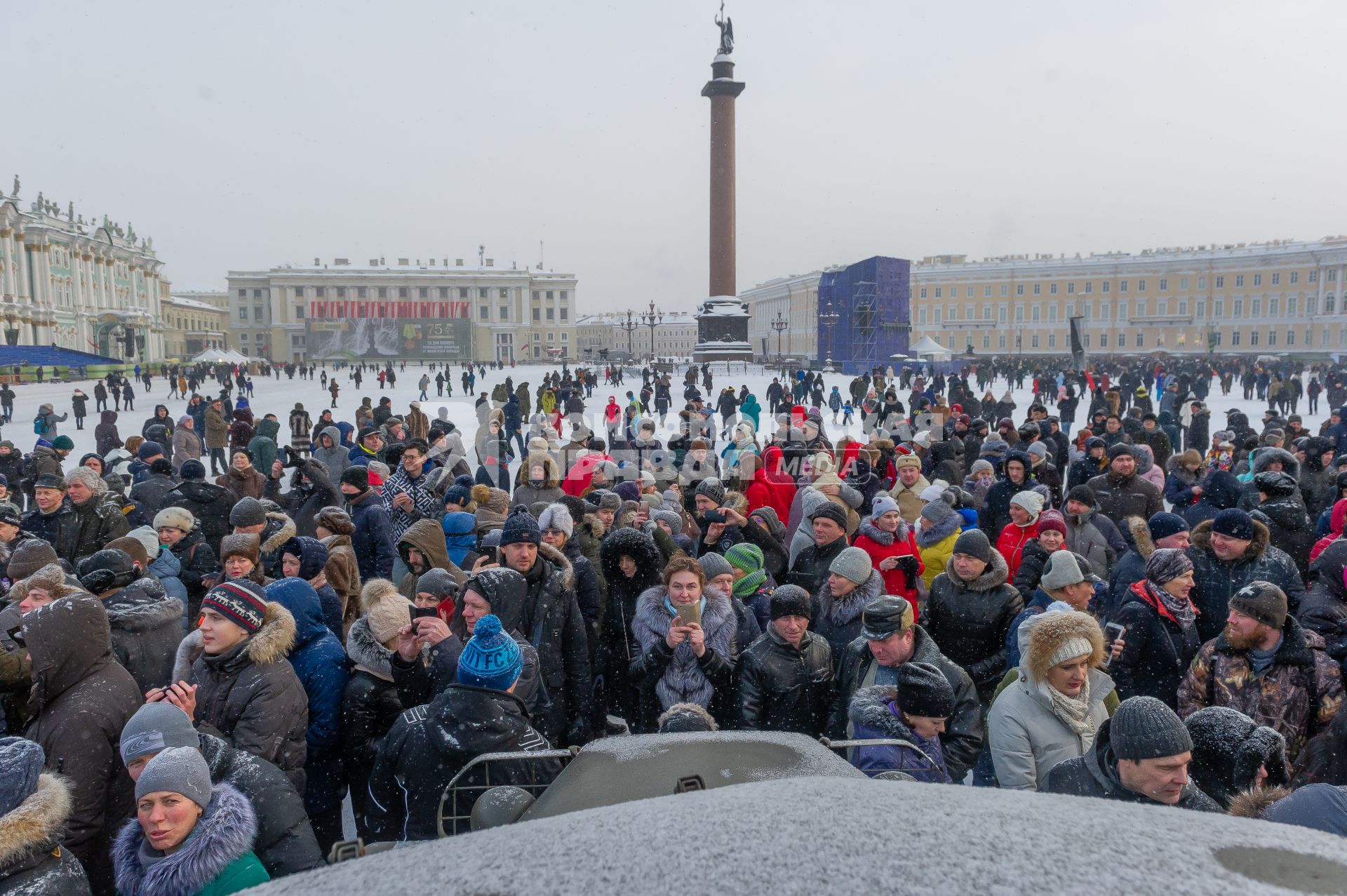 Санкт-Петербург. Люди на Дворцовой площади после военного парада в часть 75-й годовщины полного освобождения Ленинграда от фашистской блокады.