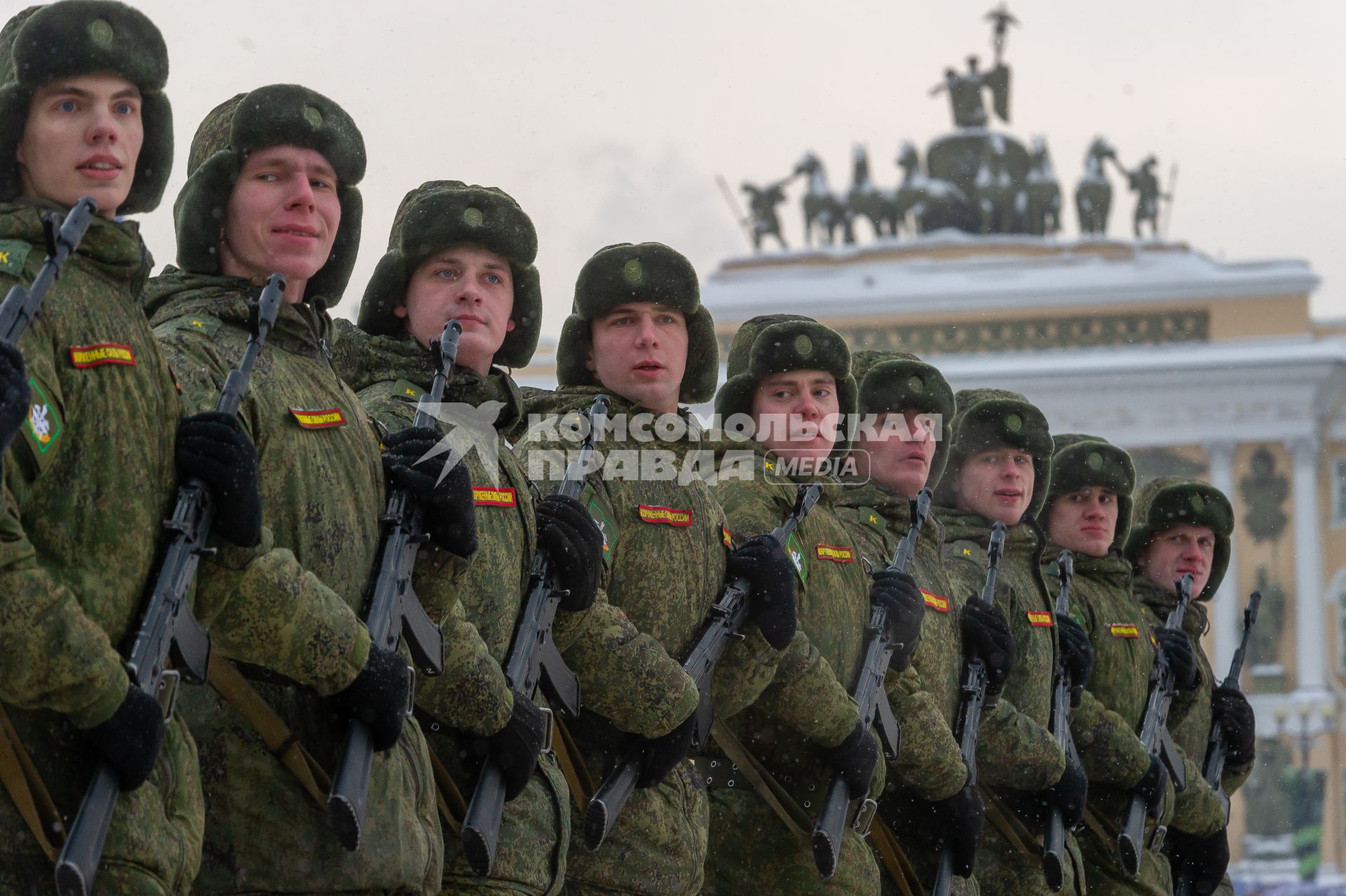 Санкт-Петербург.  Военнослужащие на Дворцовой площади во время военного парада в часть 75-й годовщины полного освобождения Ленинграда от фашистской блокады.