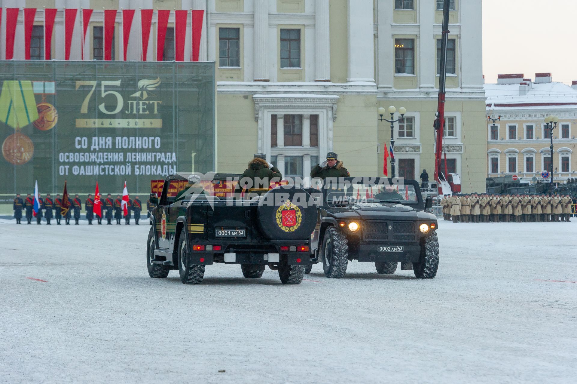 Санкт-Петербург. Командующий парадом, заместитель командующего Западным военным округом генерал-лейтенант Игорь Серицкий (справа) на Дворцовой площади во время военного парада в часть 75-й годовщины полного освобождения Ленинграда от фашистской блокады.