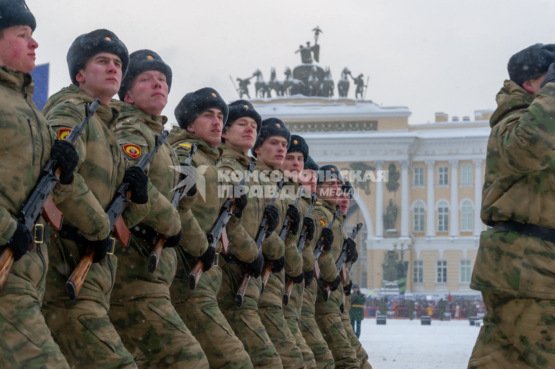 Санкт-Петербург.  Военнослужащие на Дворцовой площади во время военного парада в часть 75-й годовщины полного освобождения Ленинграда от фашистской блокады.