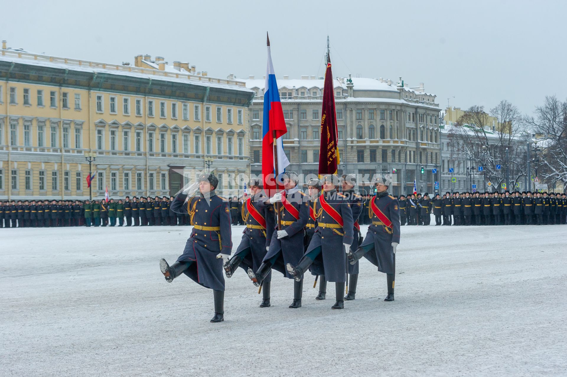 Санкт-Петербург.  Военнослужащие на Дворцовой площади во время военного парада в часть 75-й годовщины полного освобождения Ленинграда от фашистской блокады.