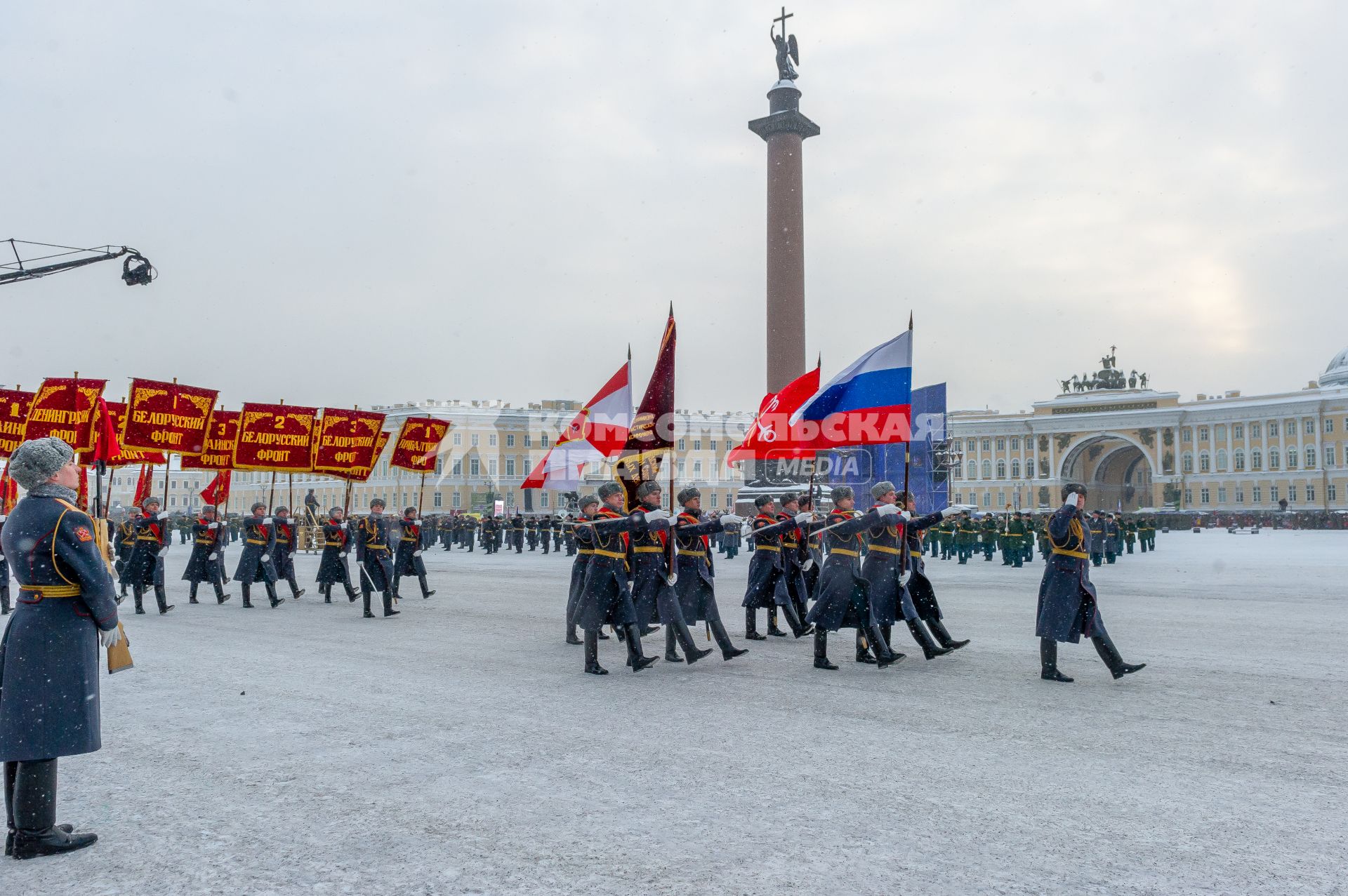 Санкт-Петербург.  Военнослужащие на Дворцовой площади во время военного парада в часть 75-й годовщины полного освобождения Ленинграда от фашистской блокады.