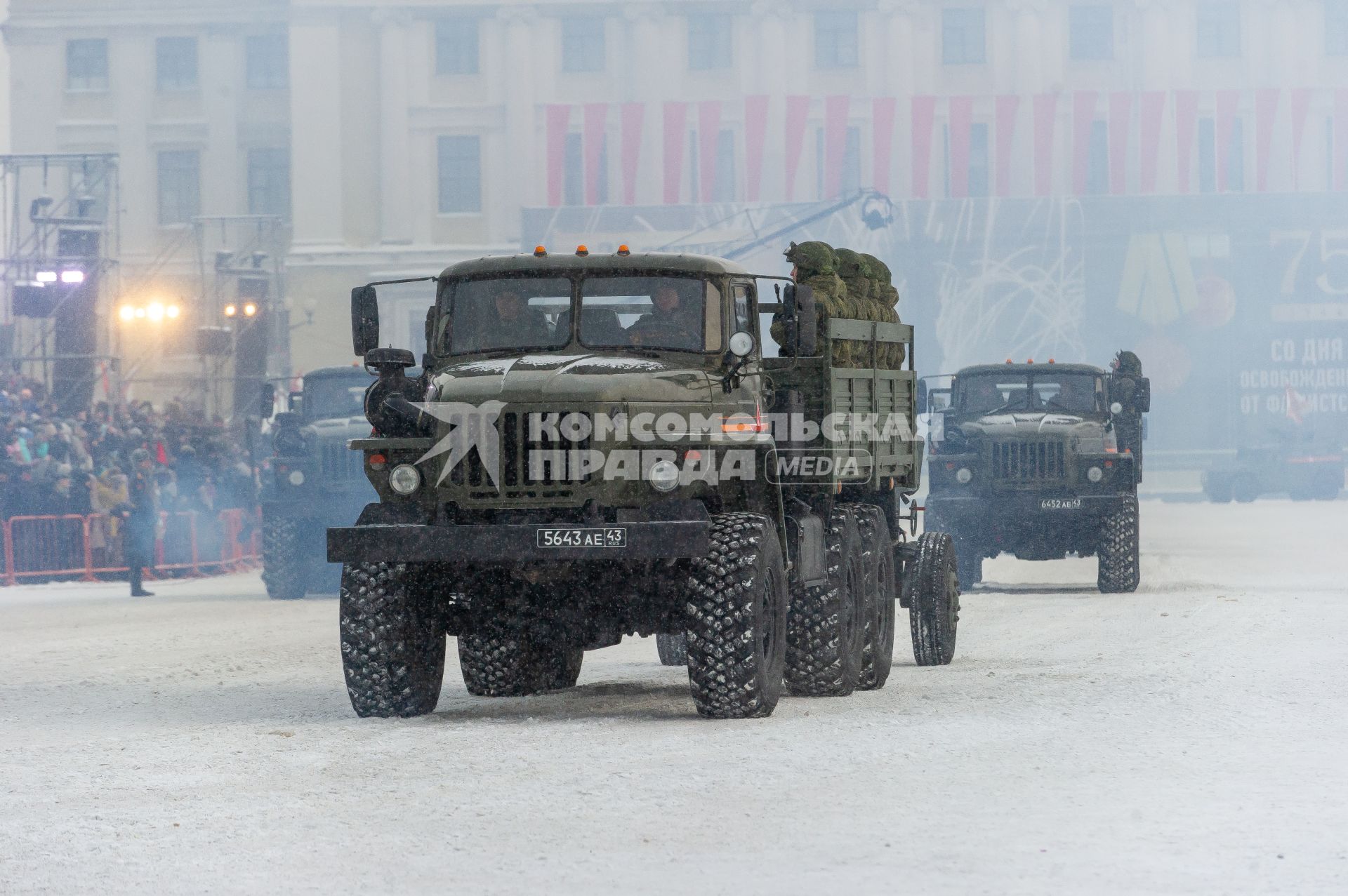 Санкт-Петербург. Грузовой автомобиль повышенной проходимости Урал-4320 на Дворцовой площади во время военного парада в часть 75-й годовщины полного освобождения Ленинграда от фашистской блокады.